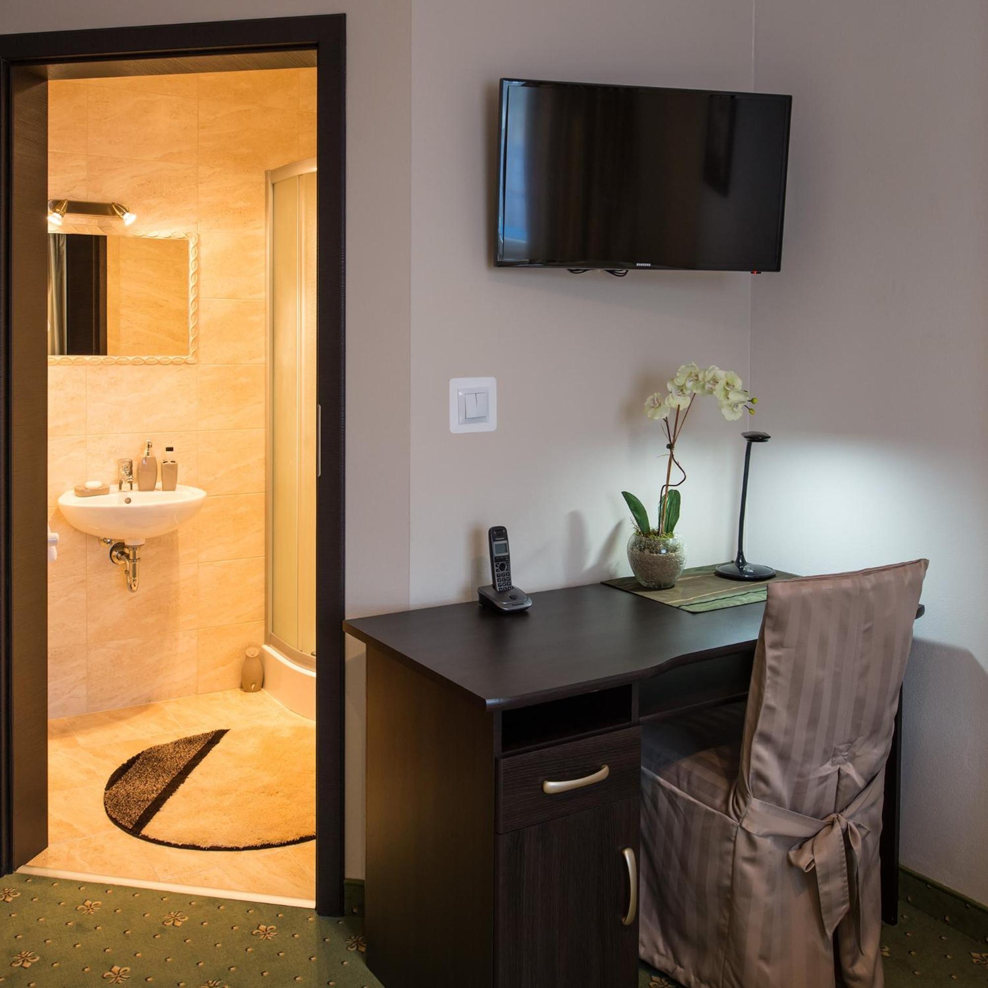 Comfort Triple Room with Shower - Photo 5
