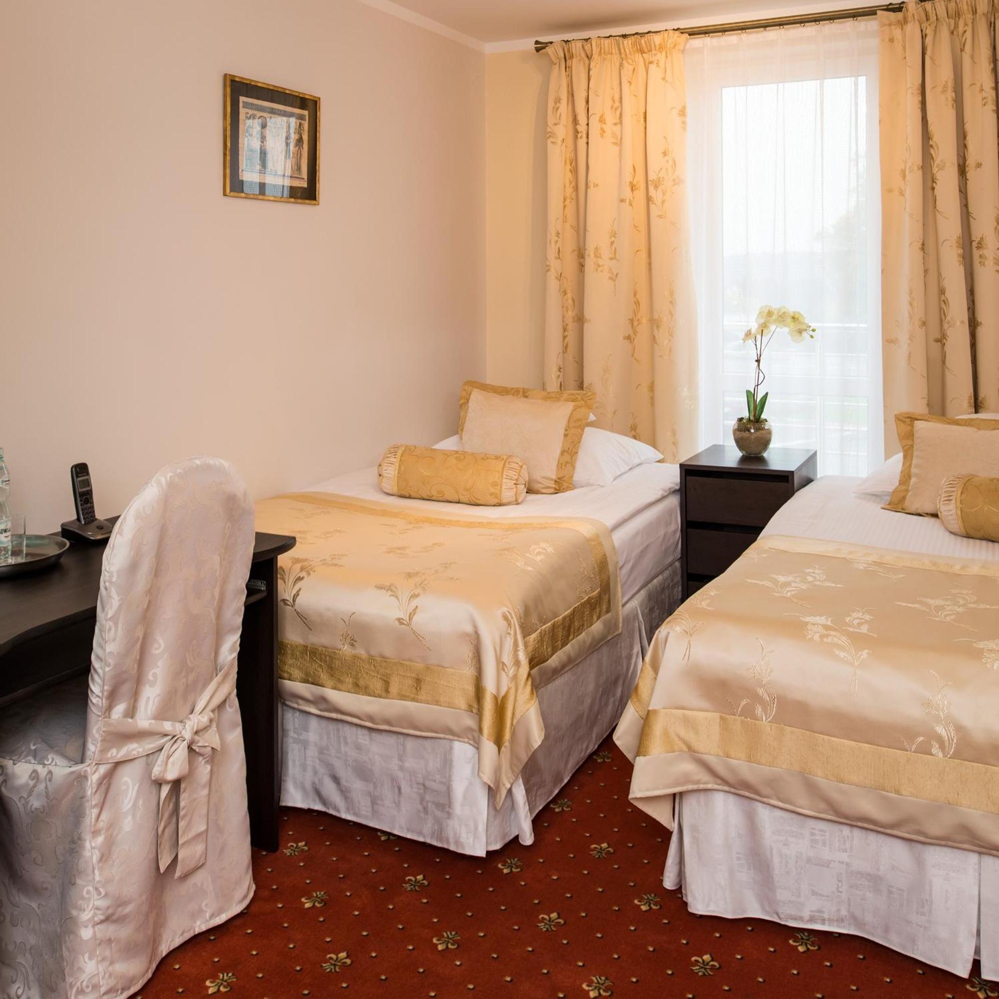 Standard Queen Room with Two Queen Beds - Photo 6