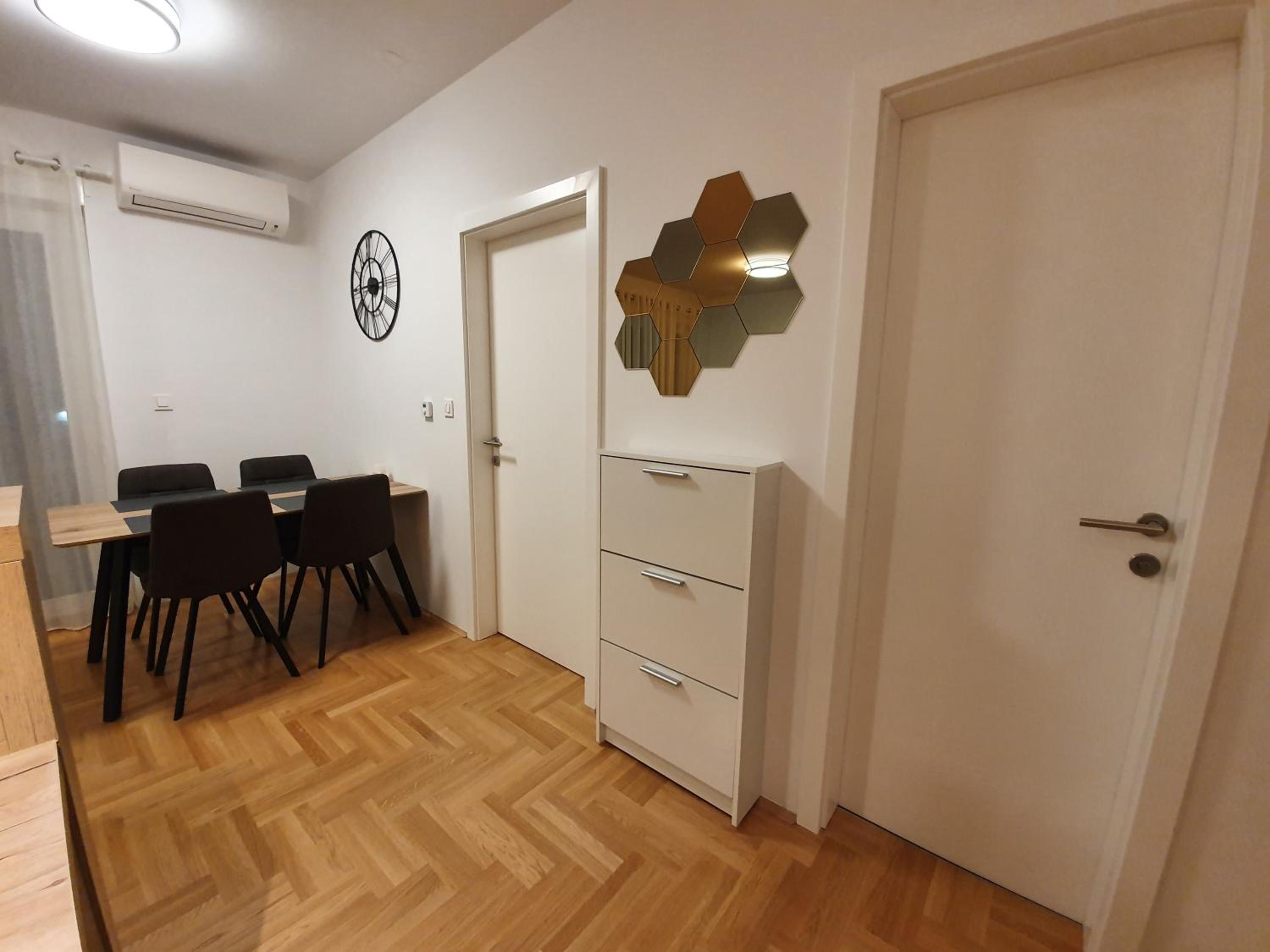 One-Bedroom Apartment - Photo 3