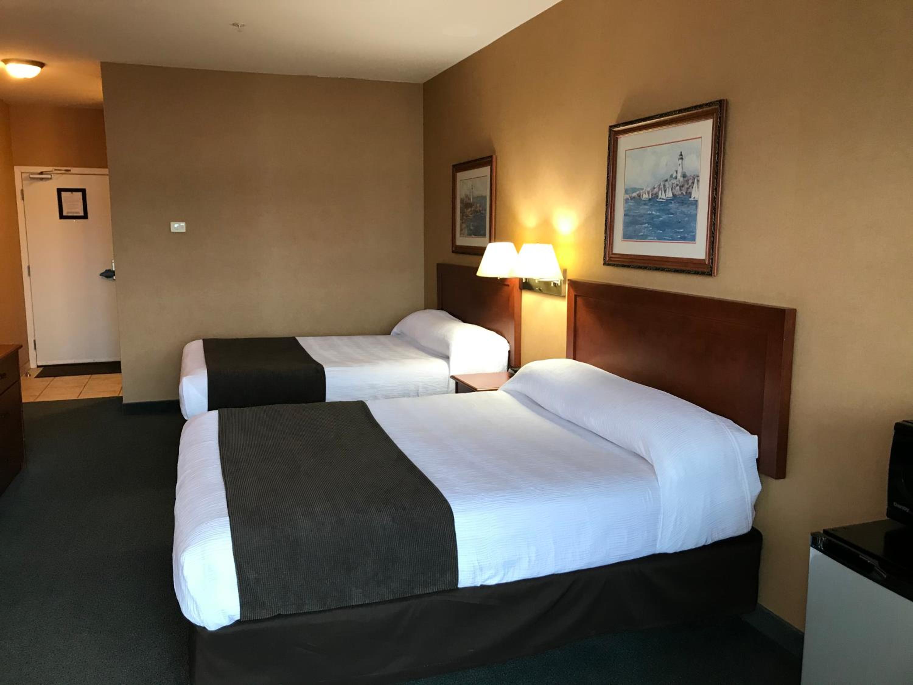 Deluxe Queen Room With Two Queen Beds photo 2