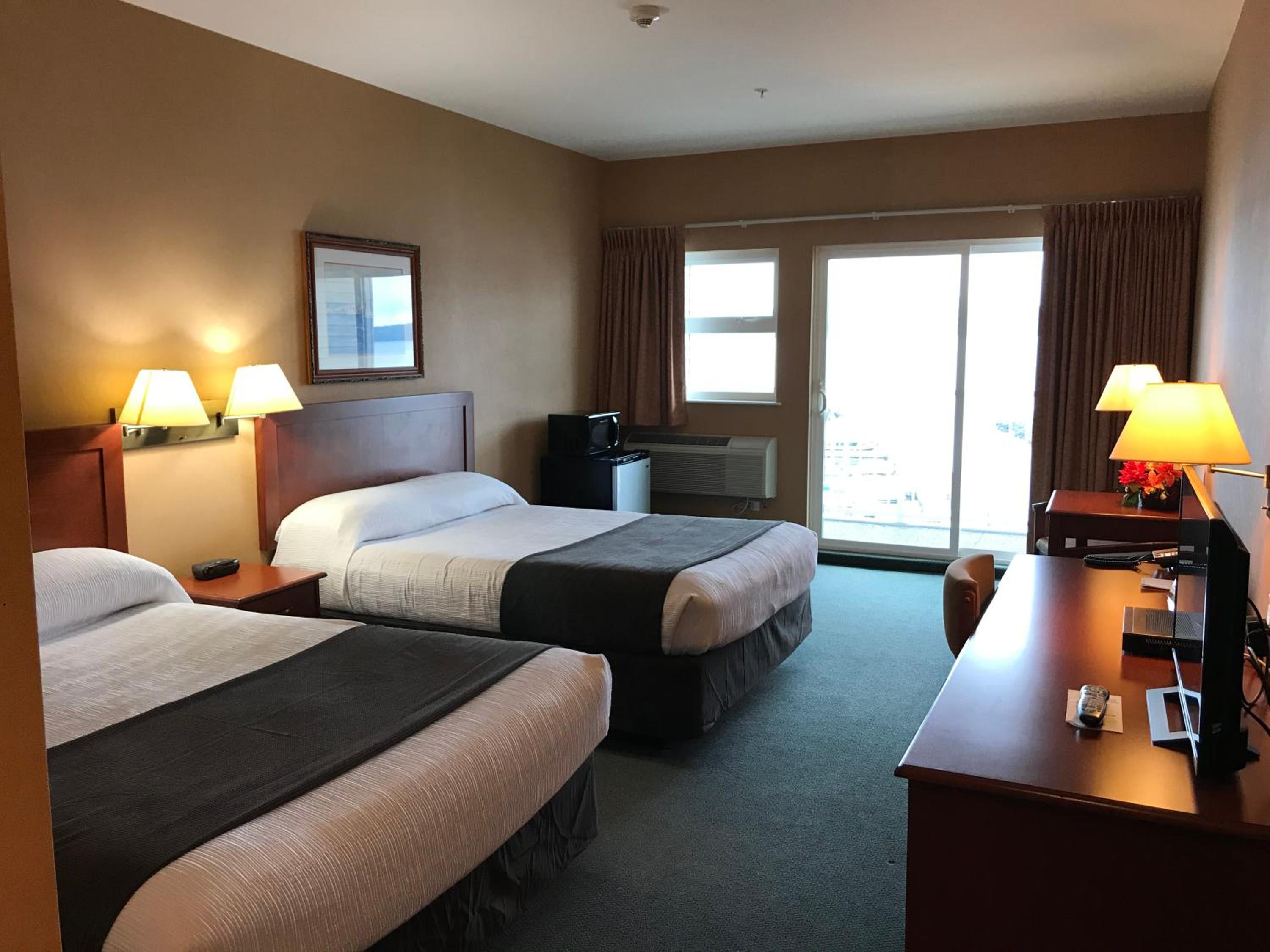 Deluxe Queen Room with Two Queen Beds photo 3