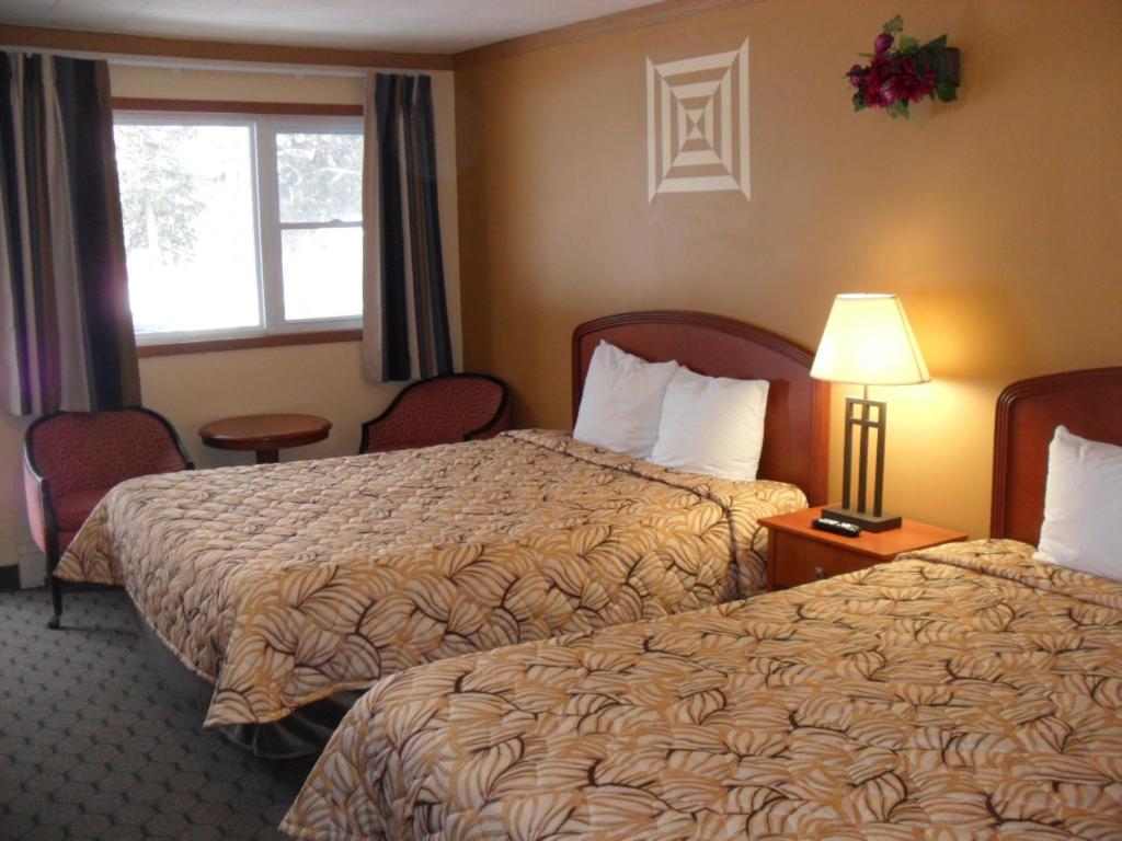 Queen Room with Two Queen Beds - Non-Smoking photo 3