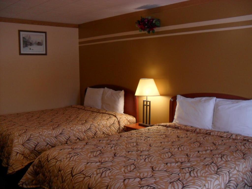 Queen Room with Two Queen Beds - Non-Smoking photo 1
