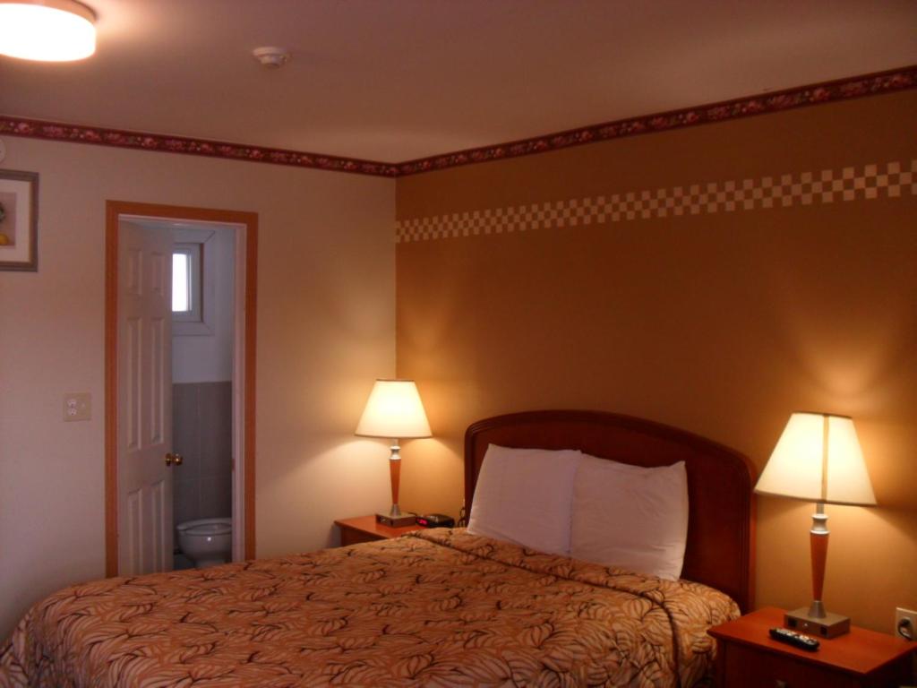 Queen Room - Non-Smoking photo 1