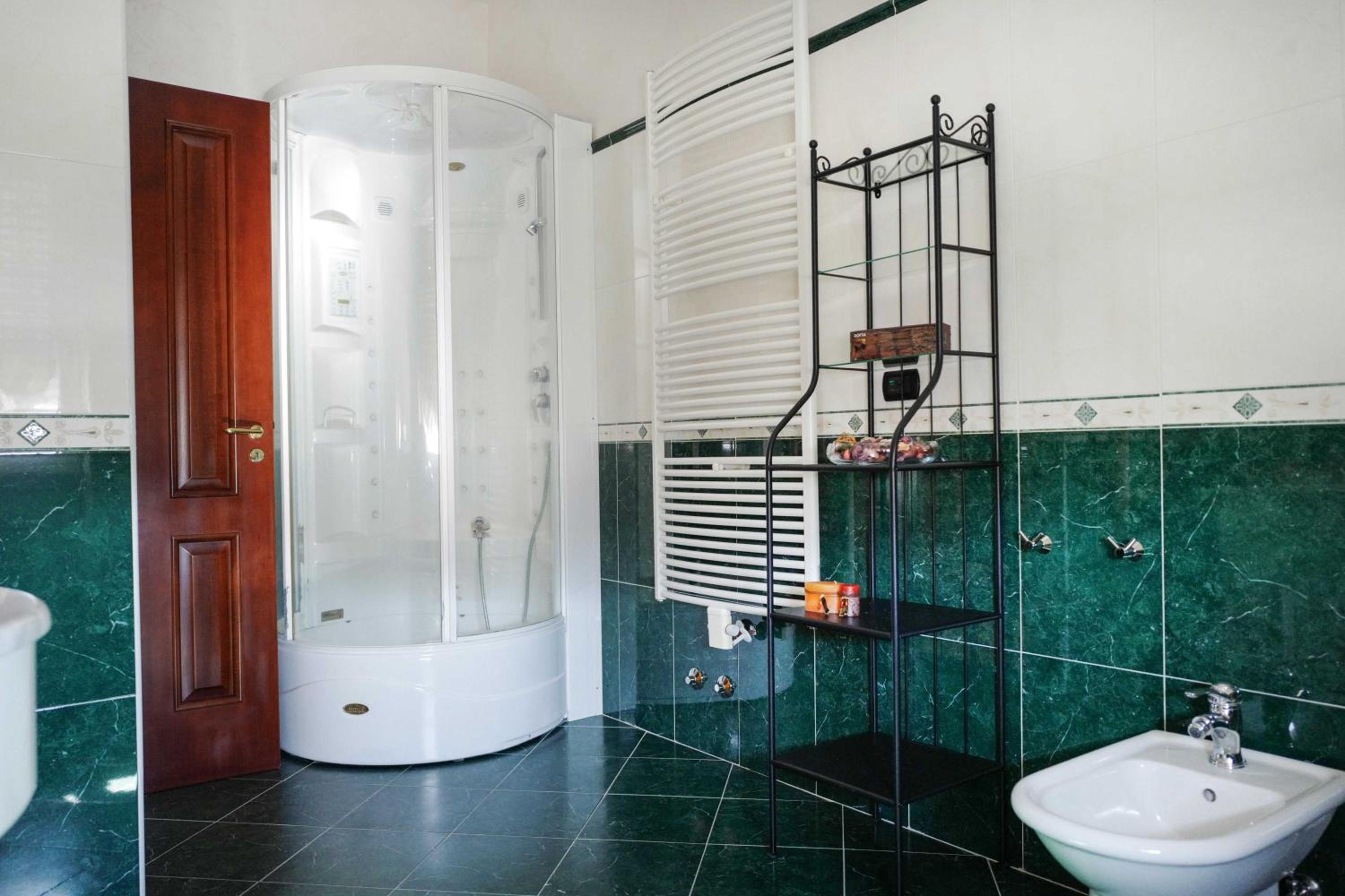 Double Room with Private Bathroom - Photo 2