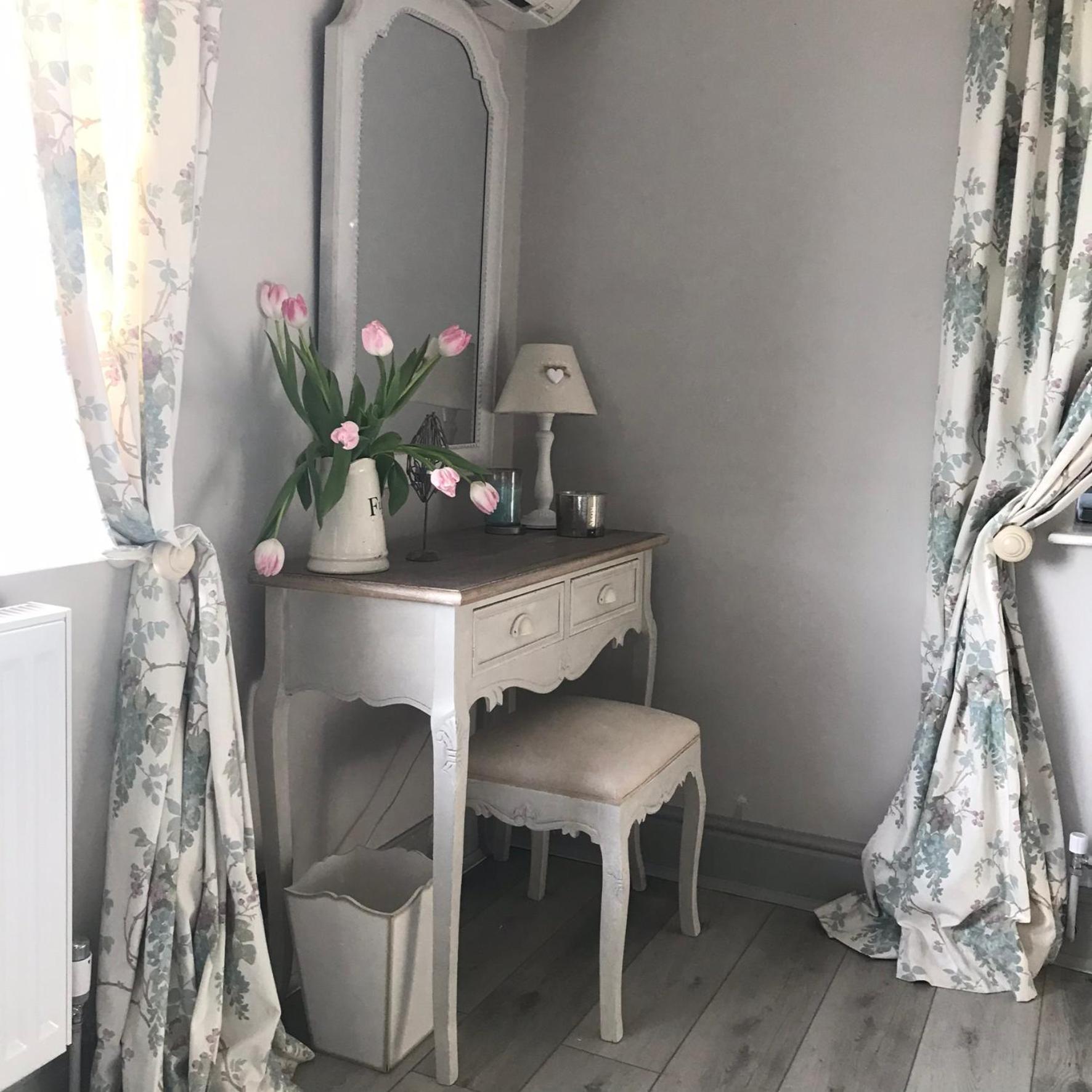 Standard King Room - Photo 5
