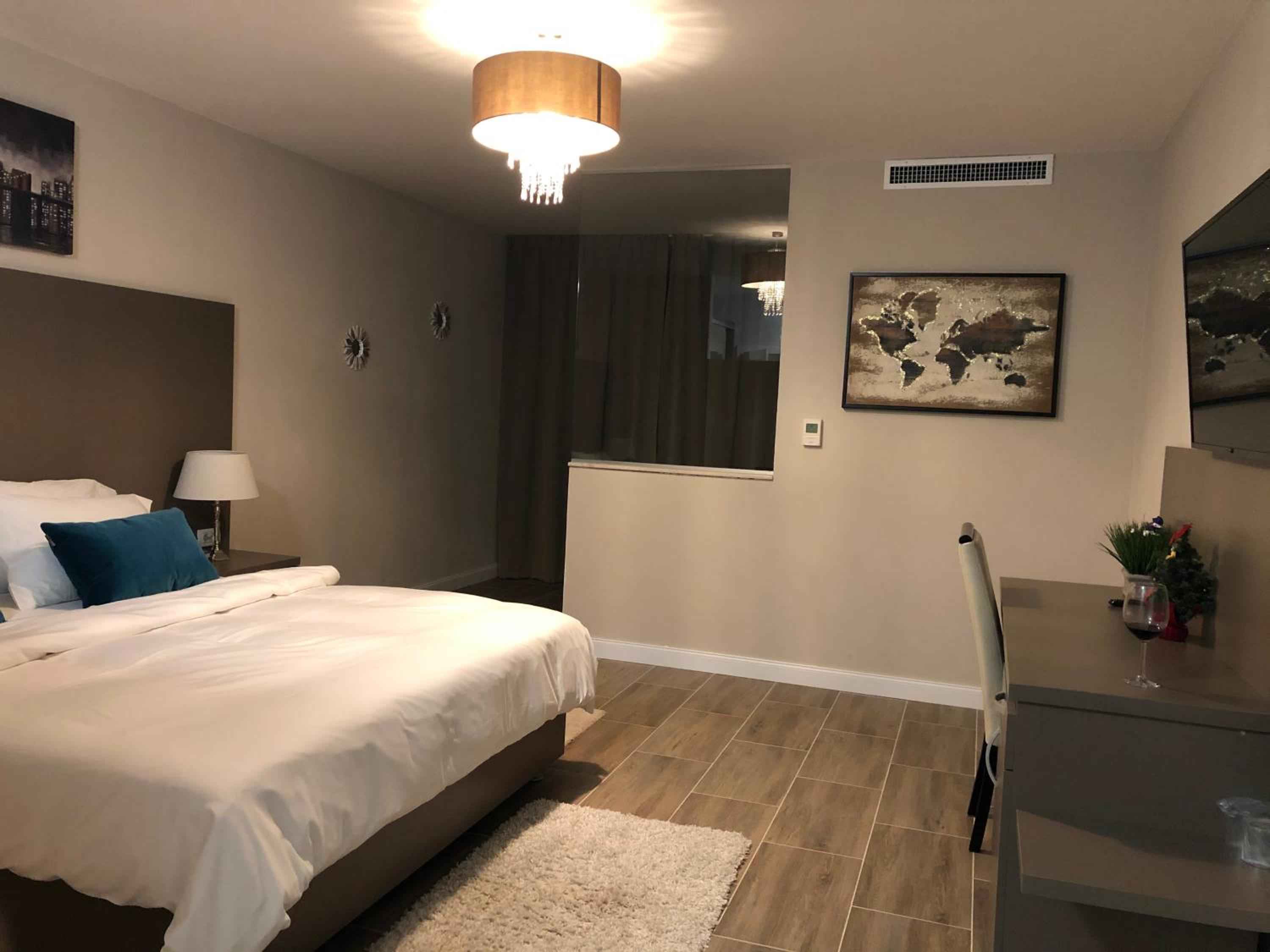 Deluxe King Room photo 2