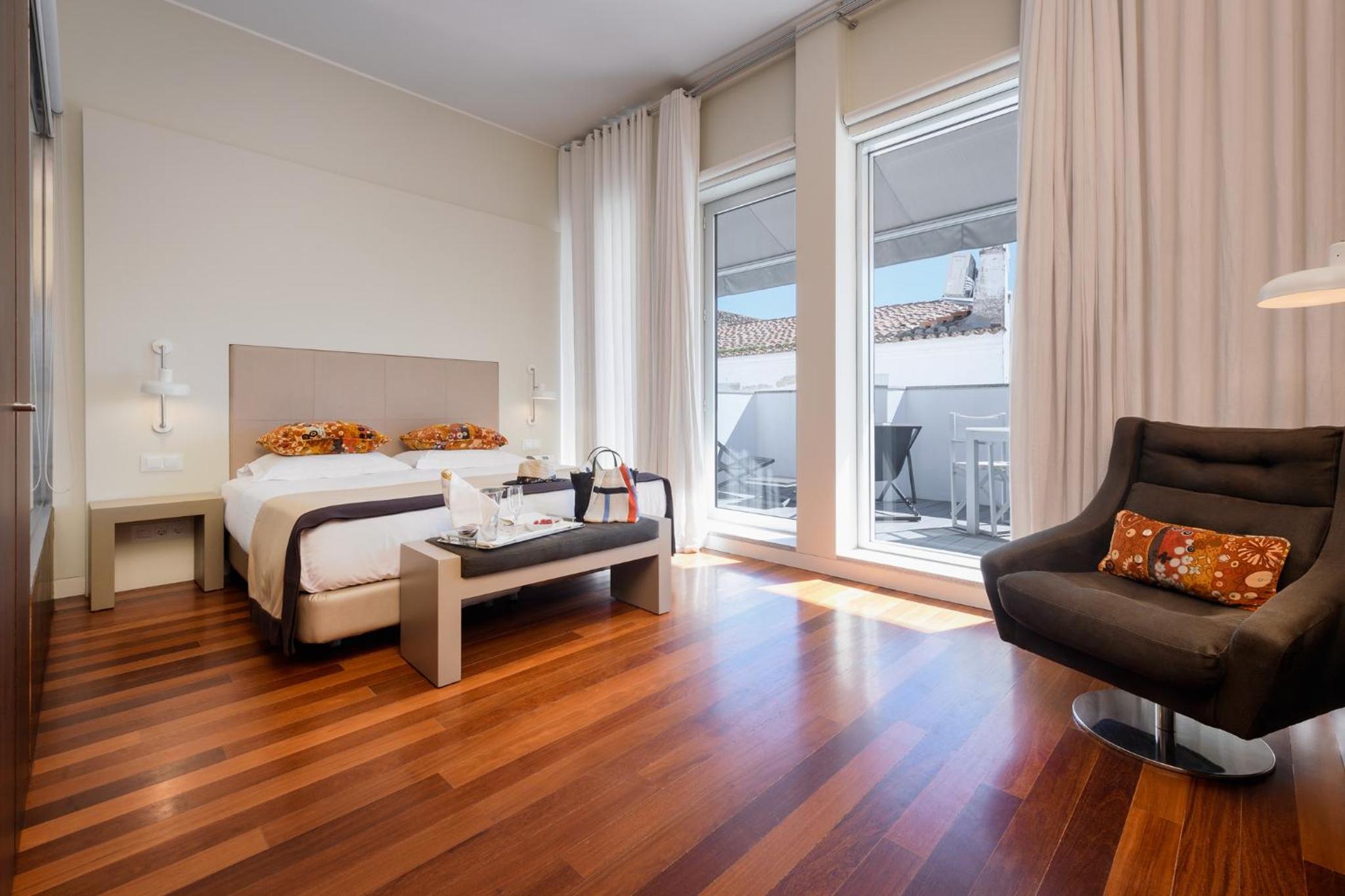 Classic Room with Balcony City View - Photo 2