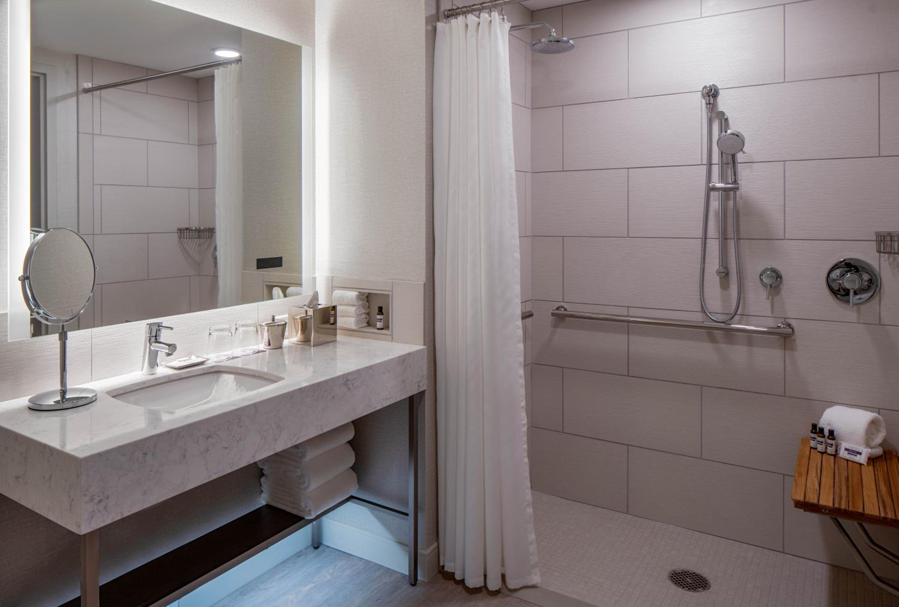 King Room with Roll-In Shower - Disability Access - Photo 3