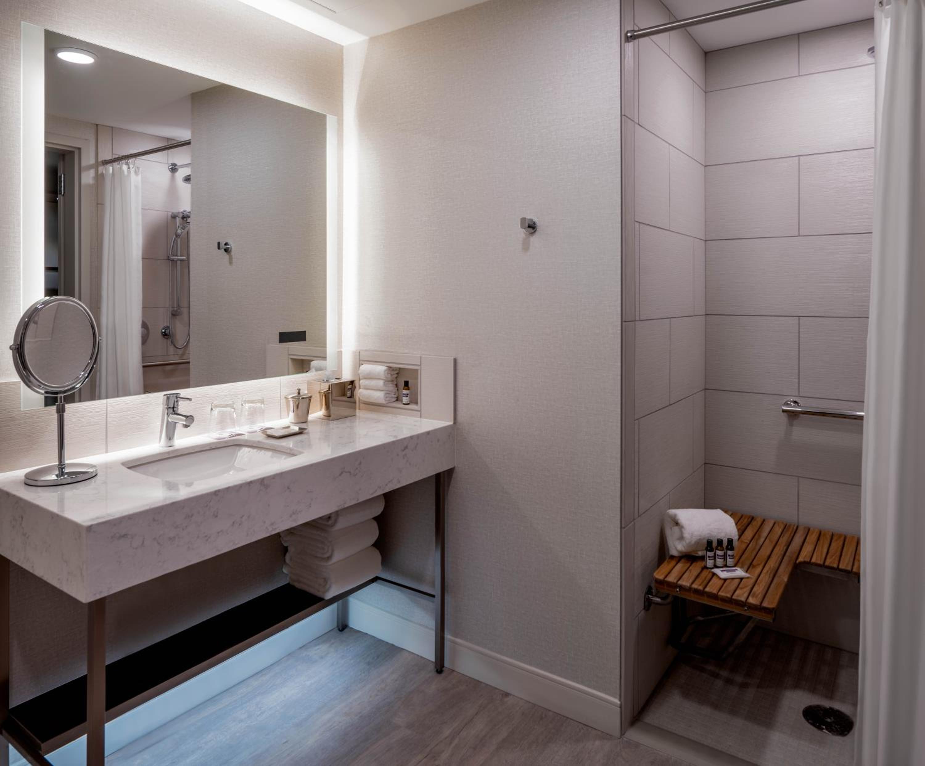 King Room with Roll-In Shower - Disability Access - Photo 4
