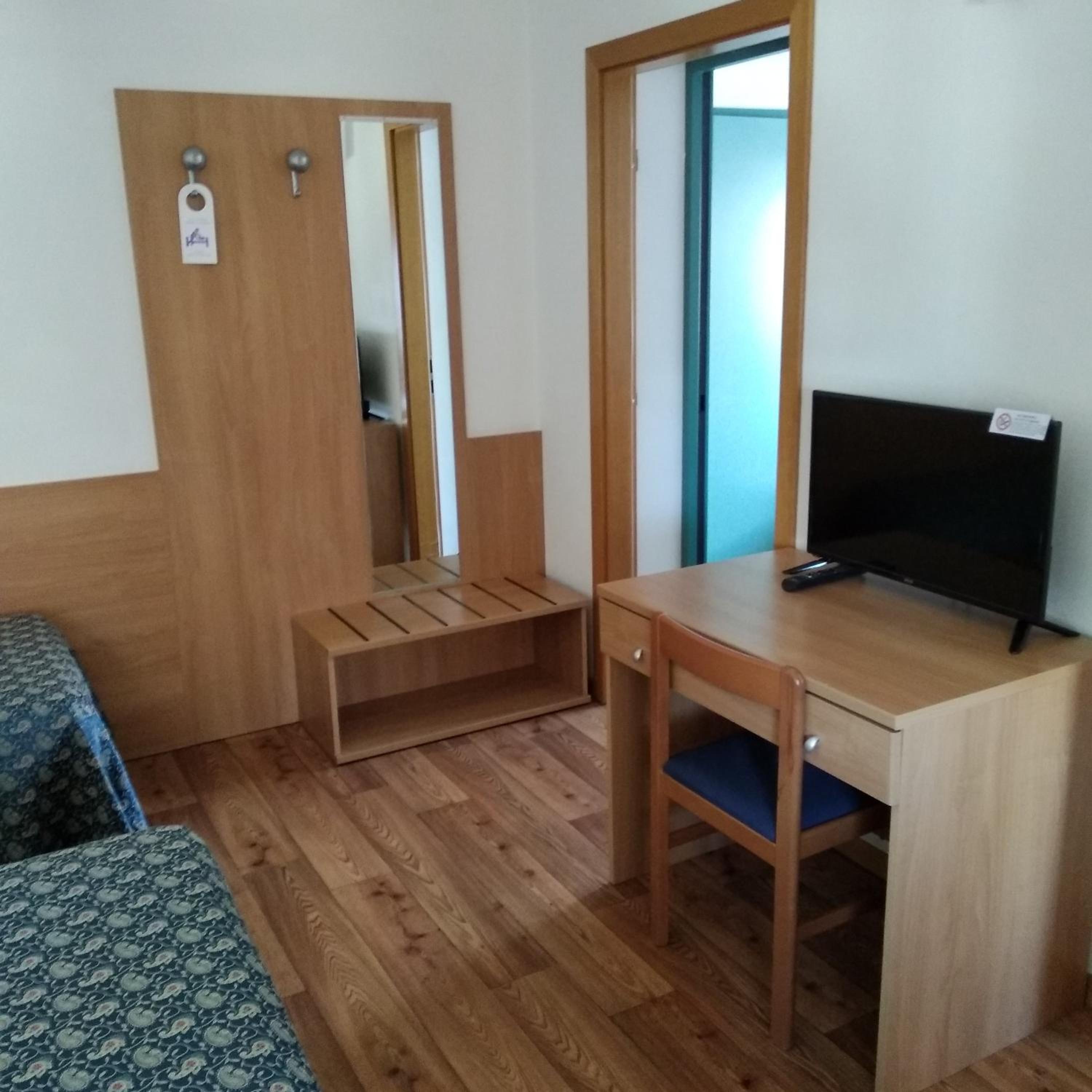 Quadruple Room with Balcony - Photo 6