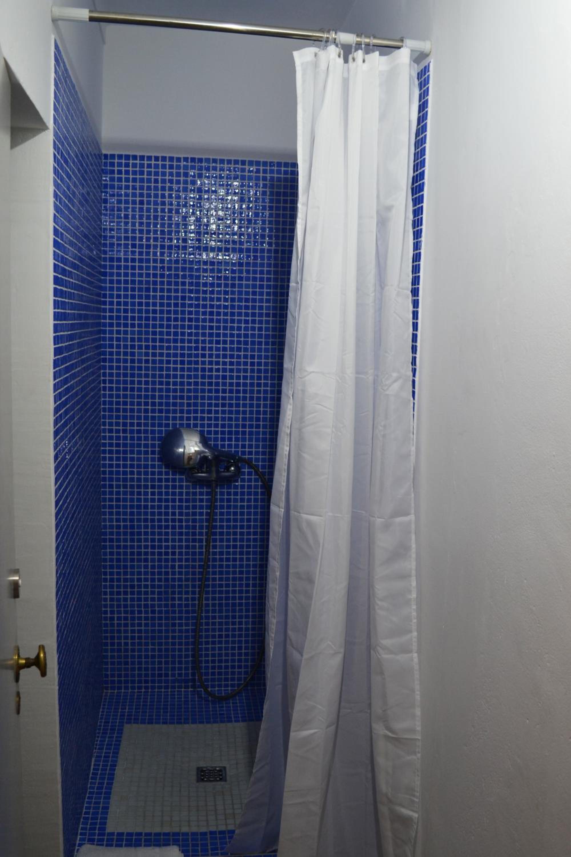Basic Triple Room with Shared Bathroom photo 3
