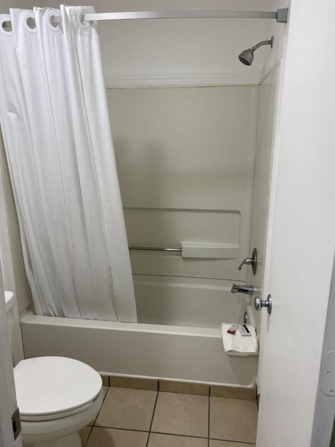 Deluxe Queen Room with Two Queen Beds - Non-Smoking photo 3