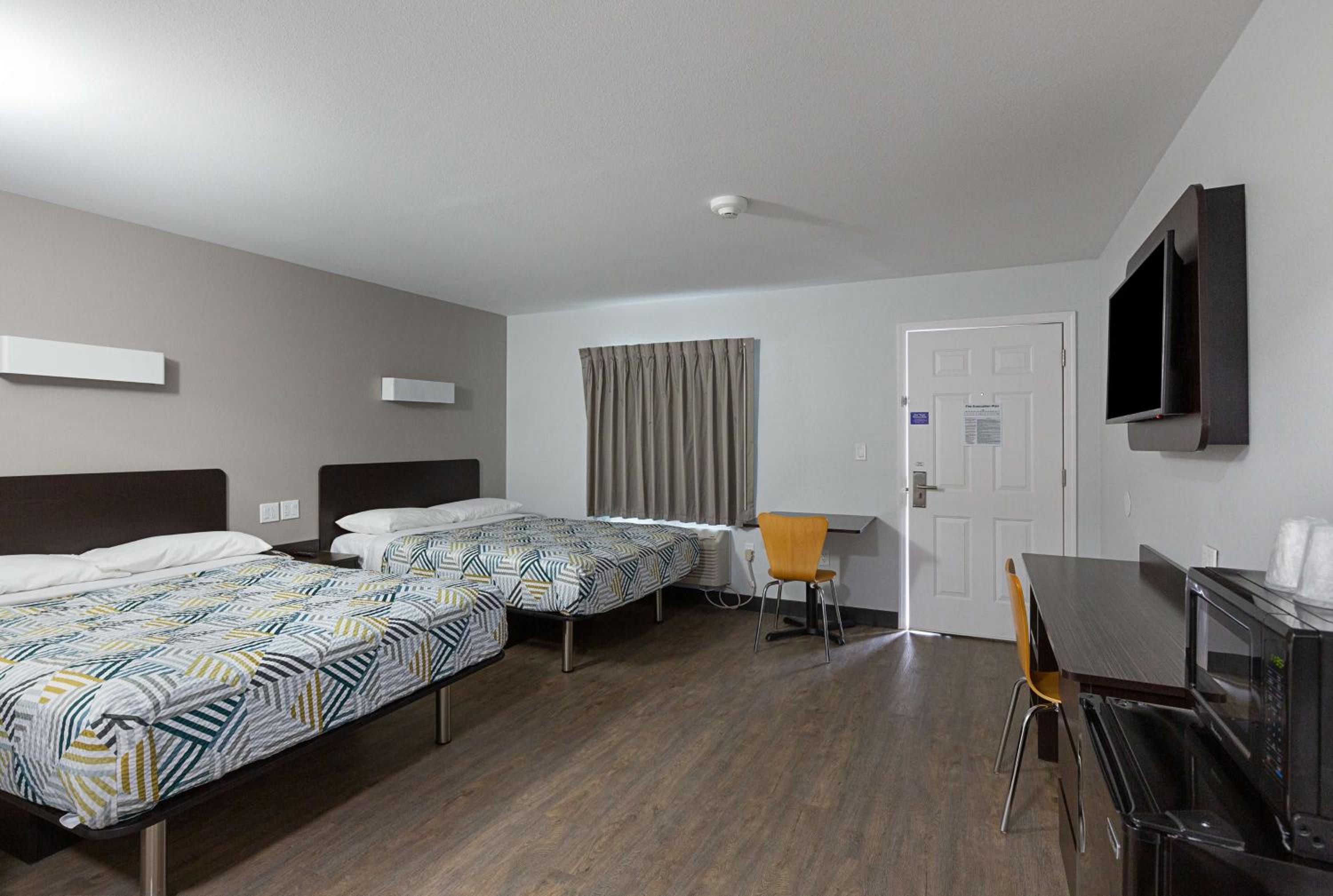Queen Room with Two Queen Beds - Disability Access - Non-Smoking - Photo 10