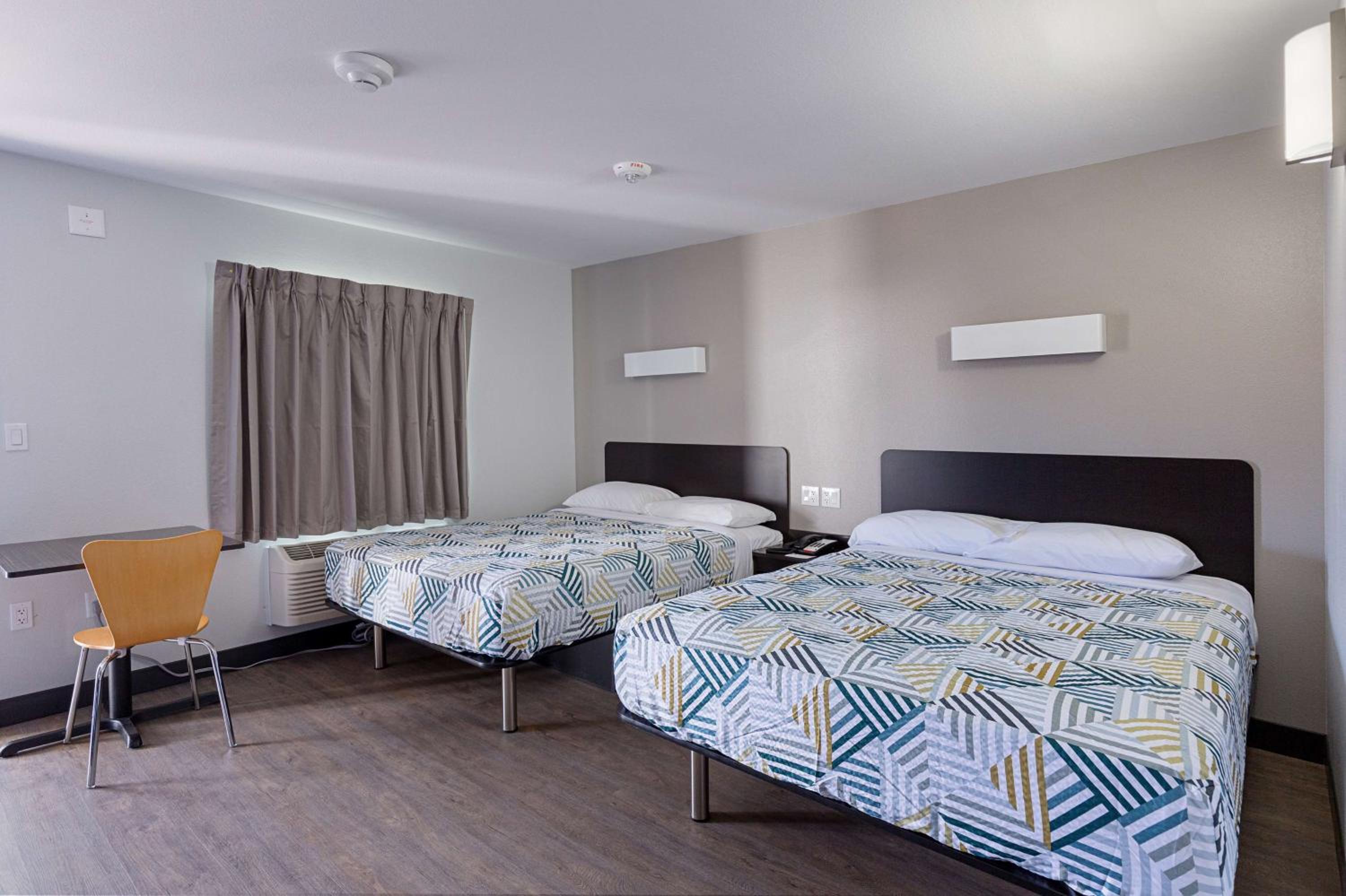 Queen Room with Two Queen Beds - Disability Access - Non-Smoking - Photo 9