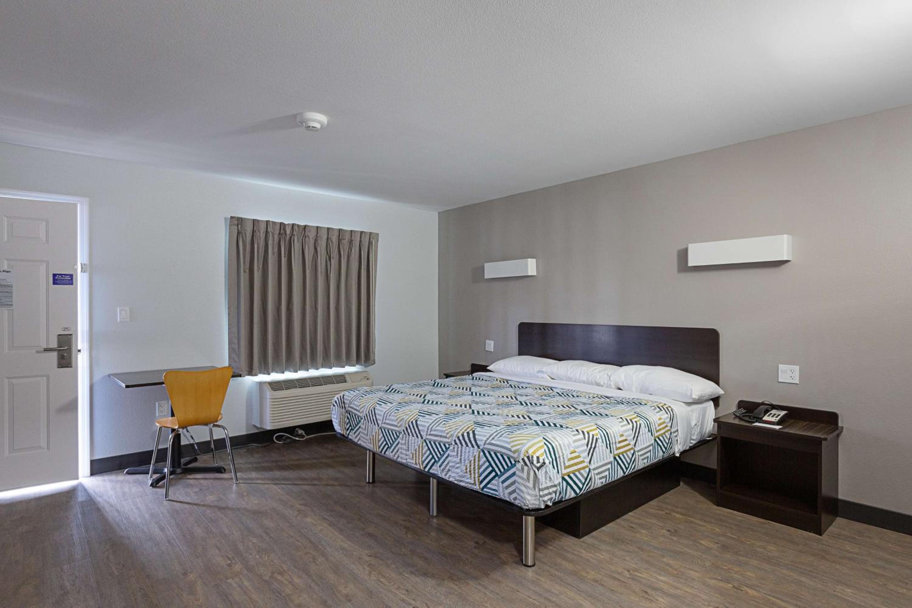 King Room - Disability Access - Non-Smoking - Photo 4