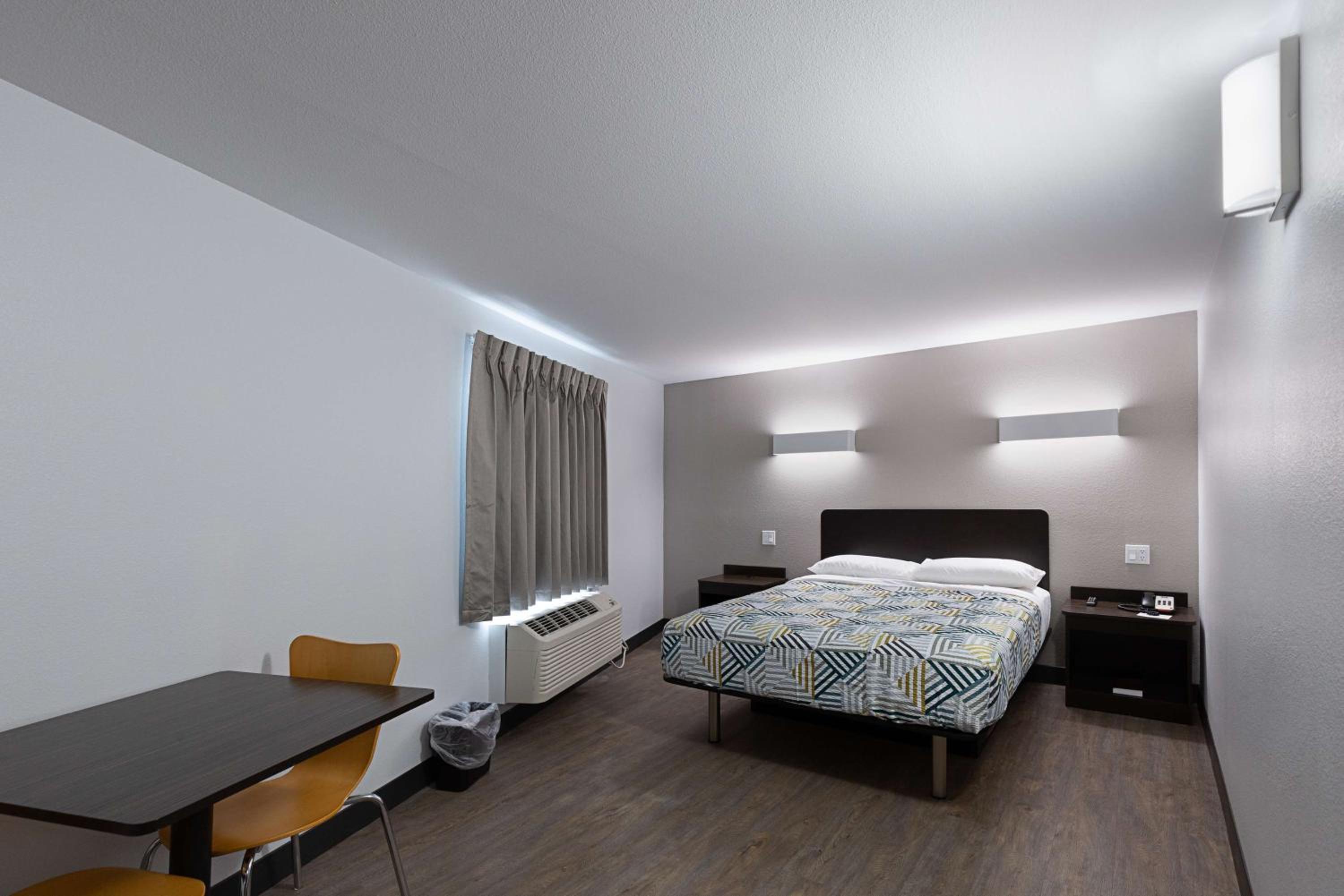 Deluxe Queen Room - Non-Smoking - Photo 7