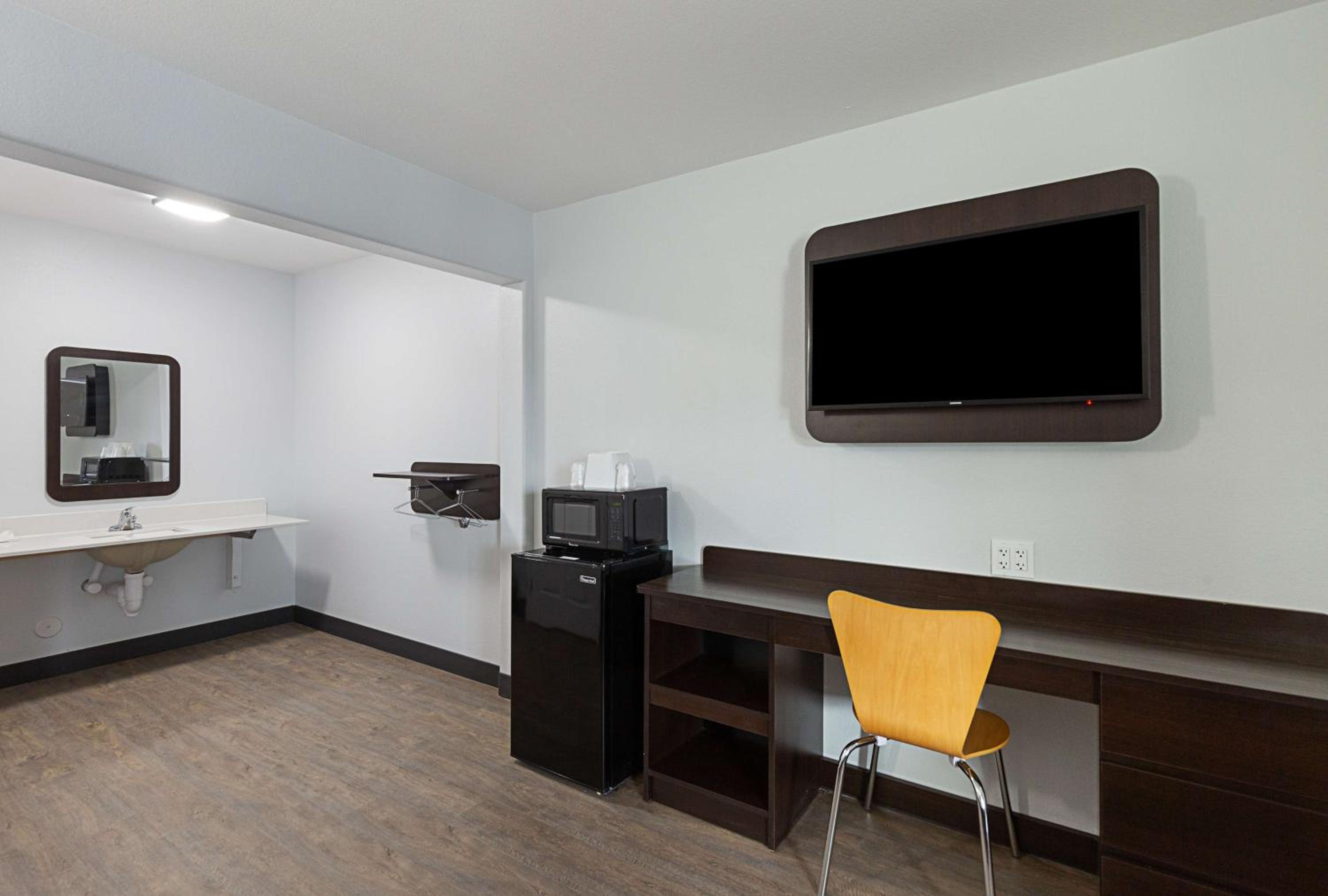 King Room - Disability Access - Non-Smoking - Photo 11