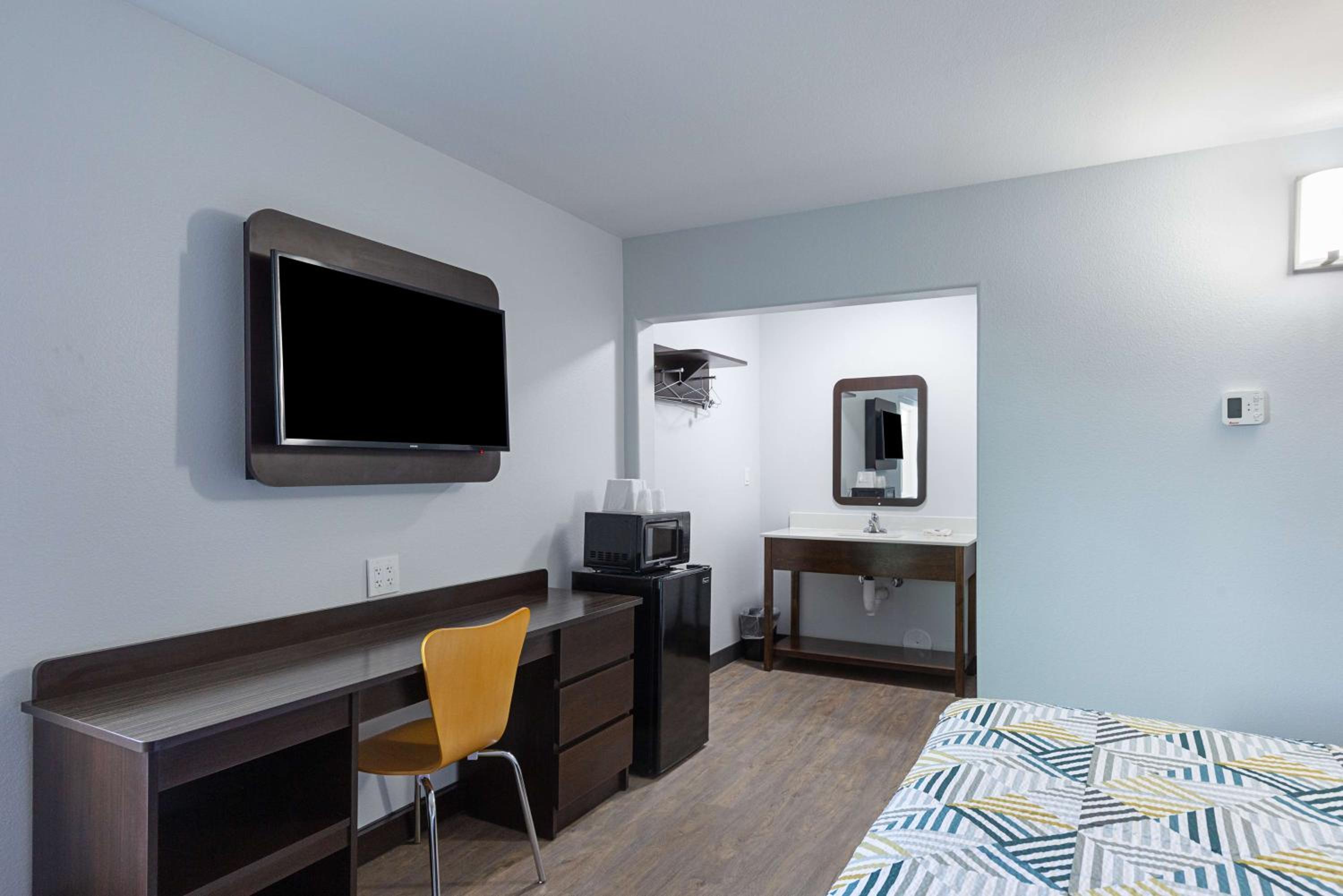 King Room - Disability Access - Non-Smoking - Photo 10