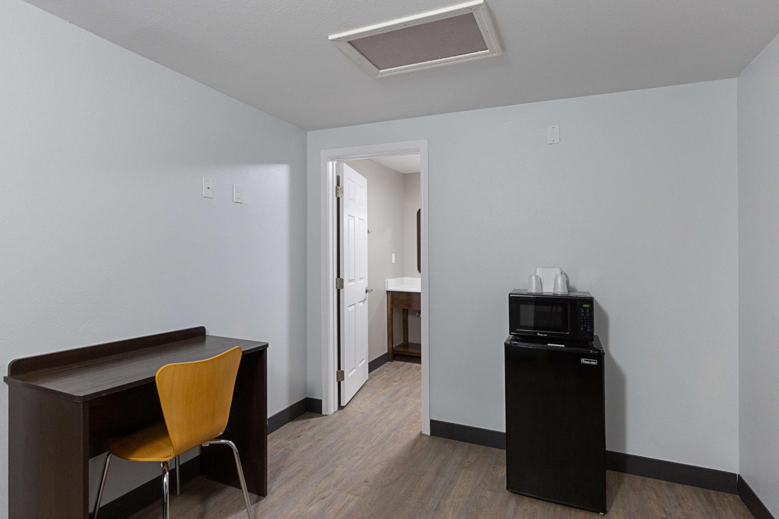 King Room - Disability Access - Non-Smoking - Photo 9