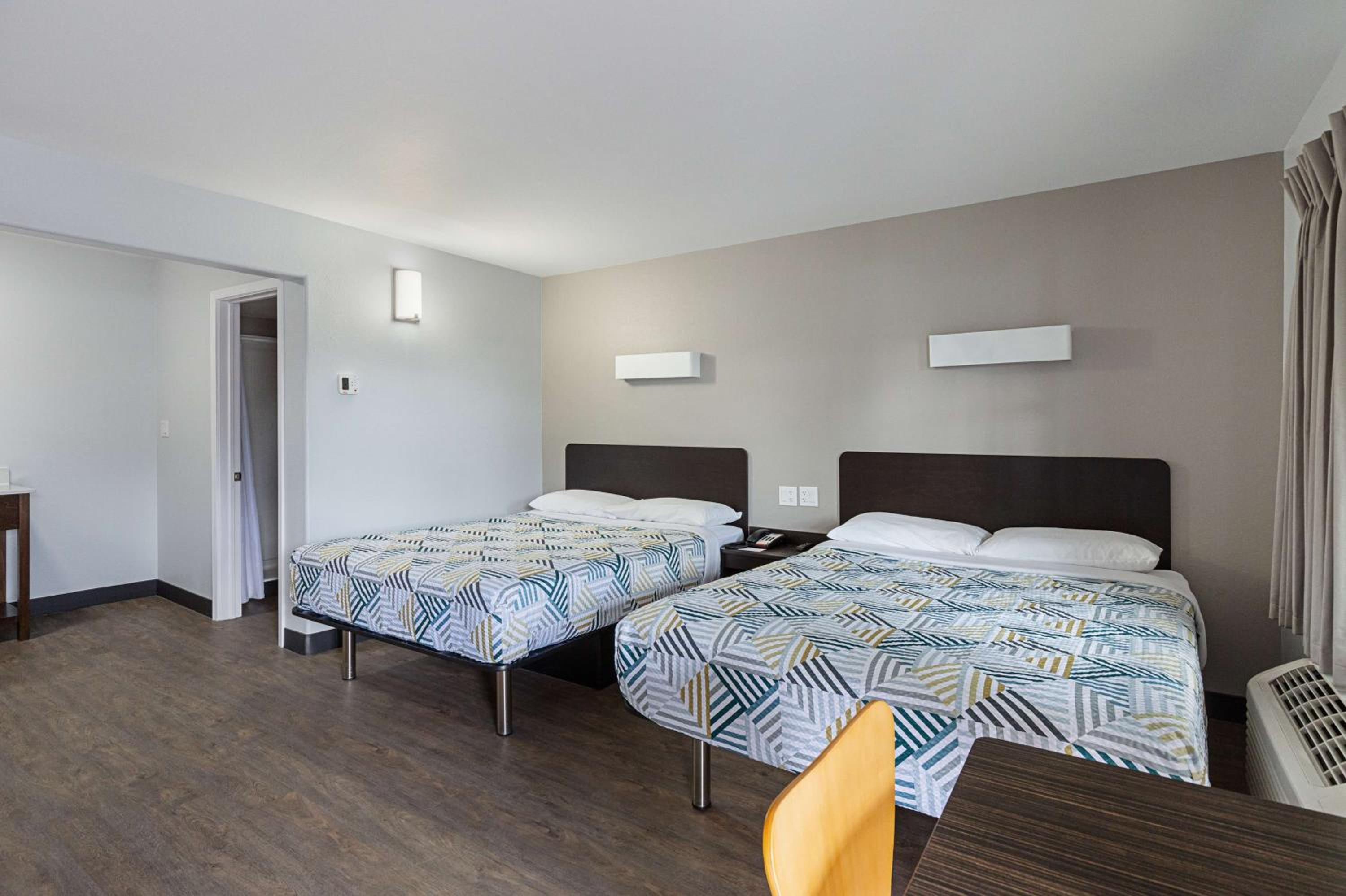 Queen Room with Two Queen Beds - Disability Access - Non-Smoking - Photo 6
