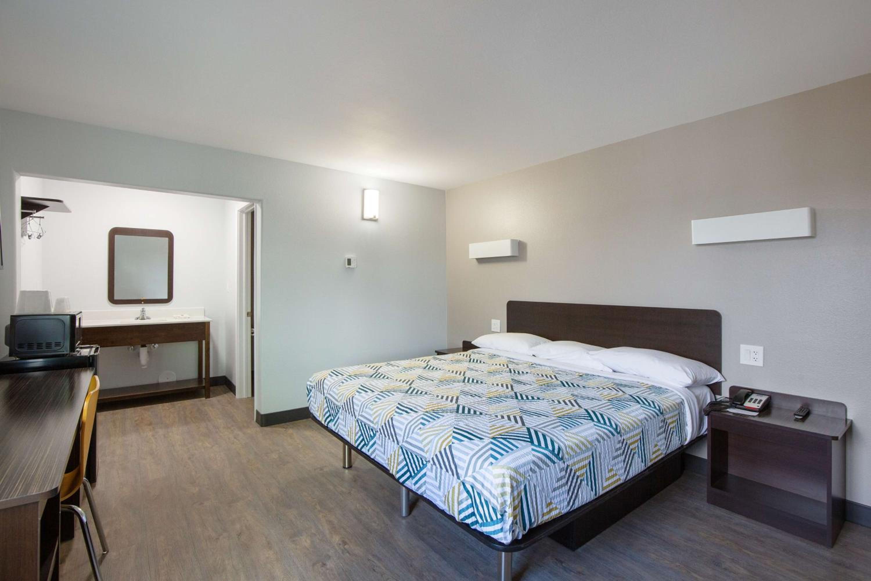 King Room - Disability Access - Non-Smoking - Photo 7
