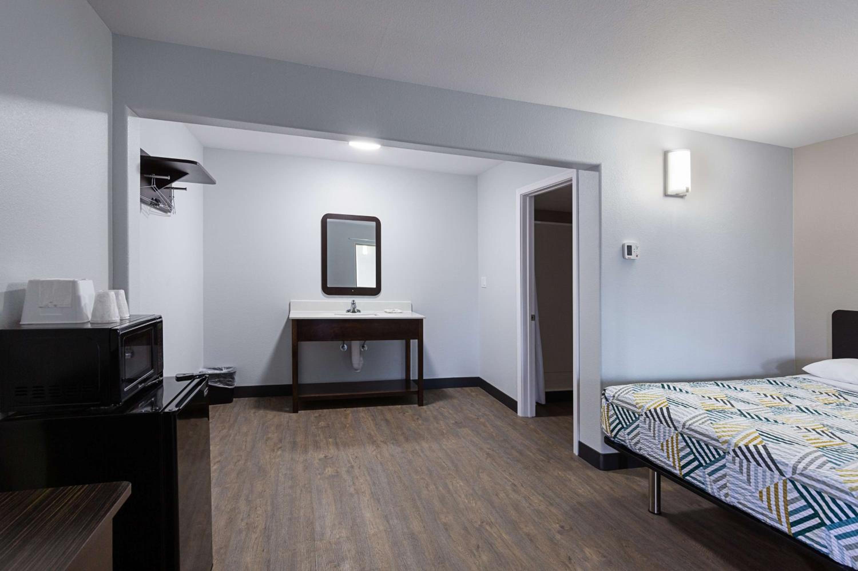 King Room - Disability Access - Non-Smoking - Photo 6