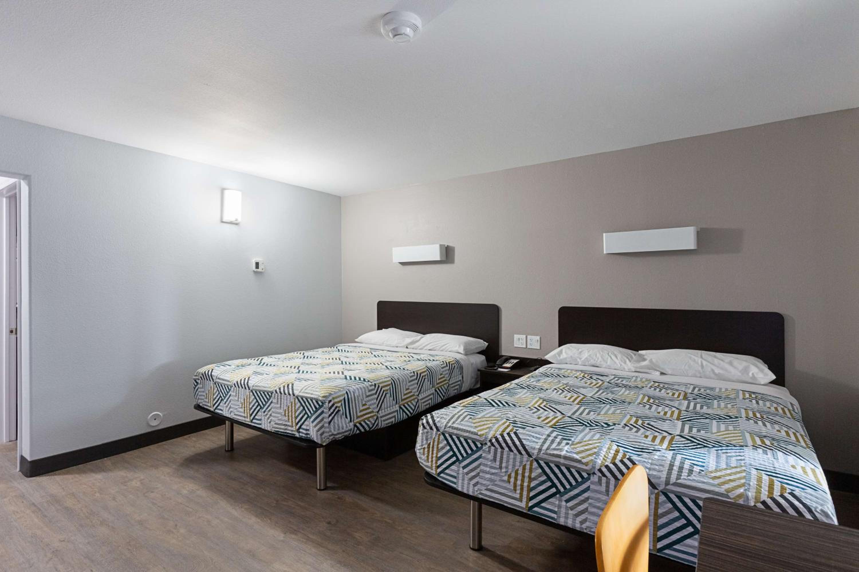 Queen Room with Two Queen Beds - Disability Access - Non-Smoking - Photo 5