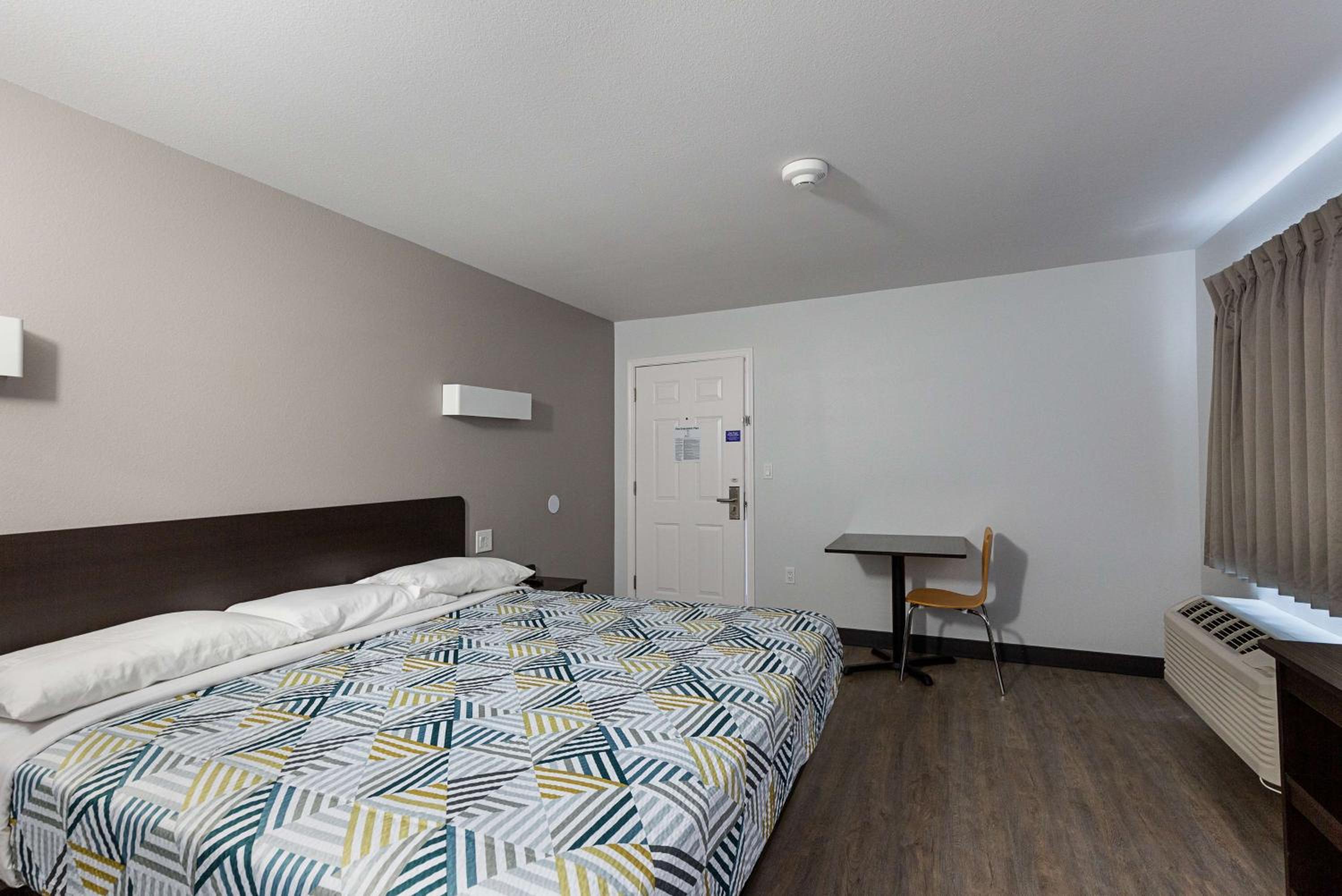 King Room - Disability Access - Non-Smoking - Photo 5