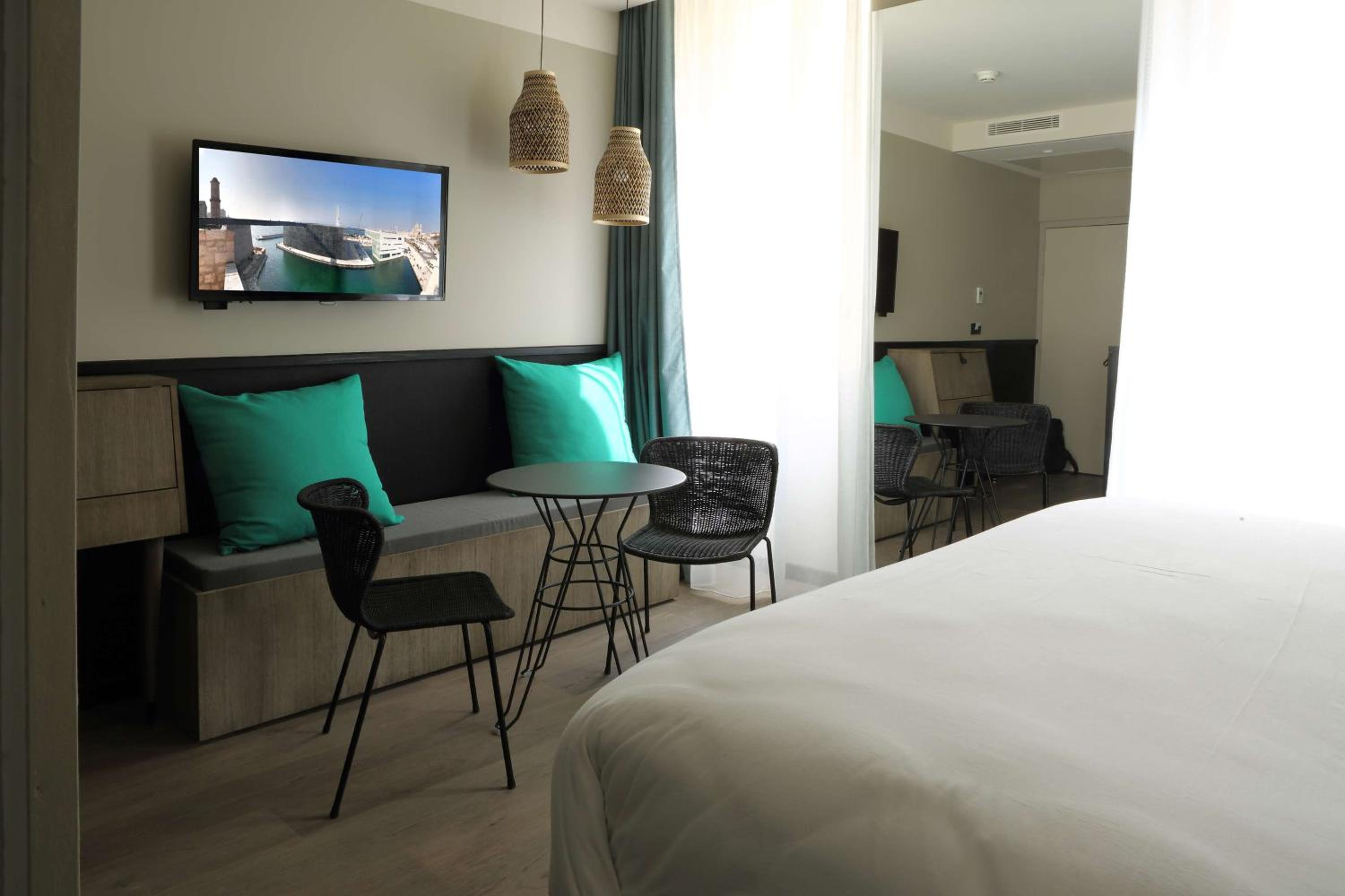 Deluxe King Room thumbnail 6