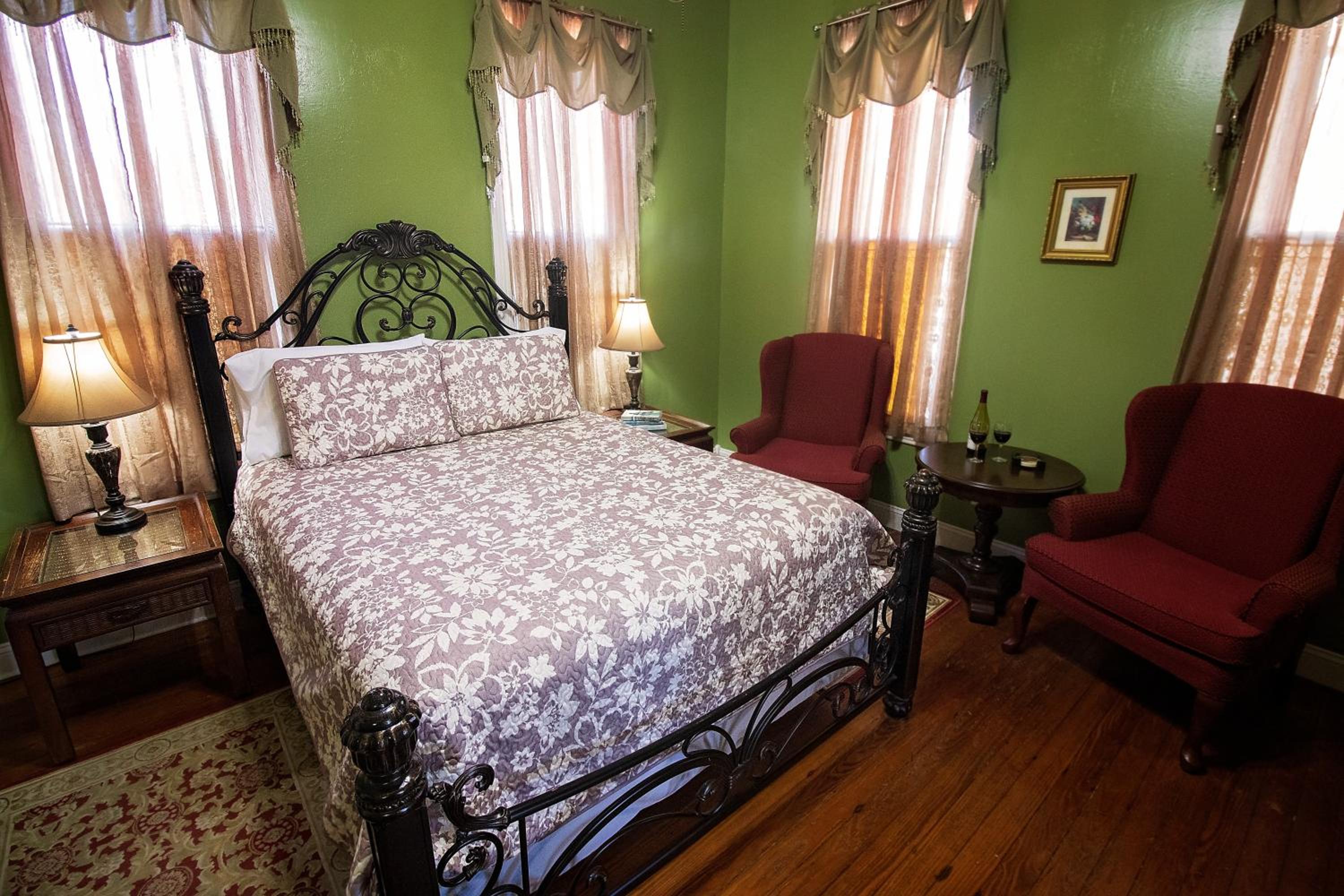 Queen Room With Garden View