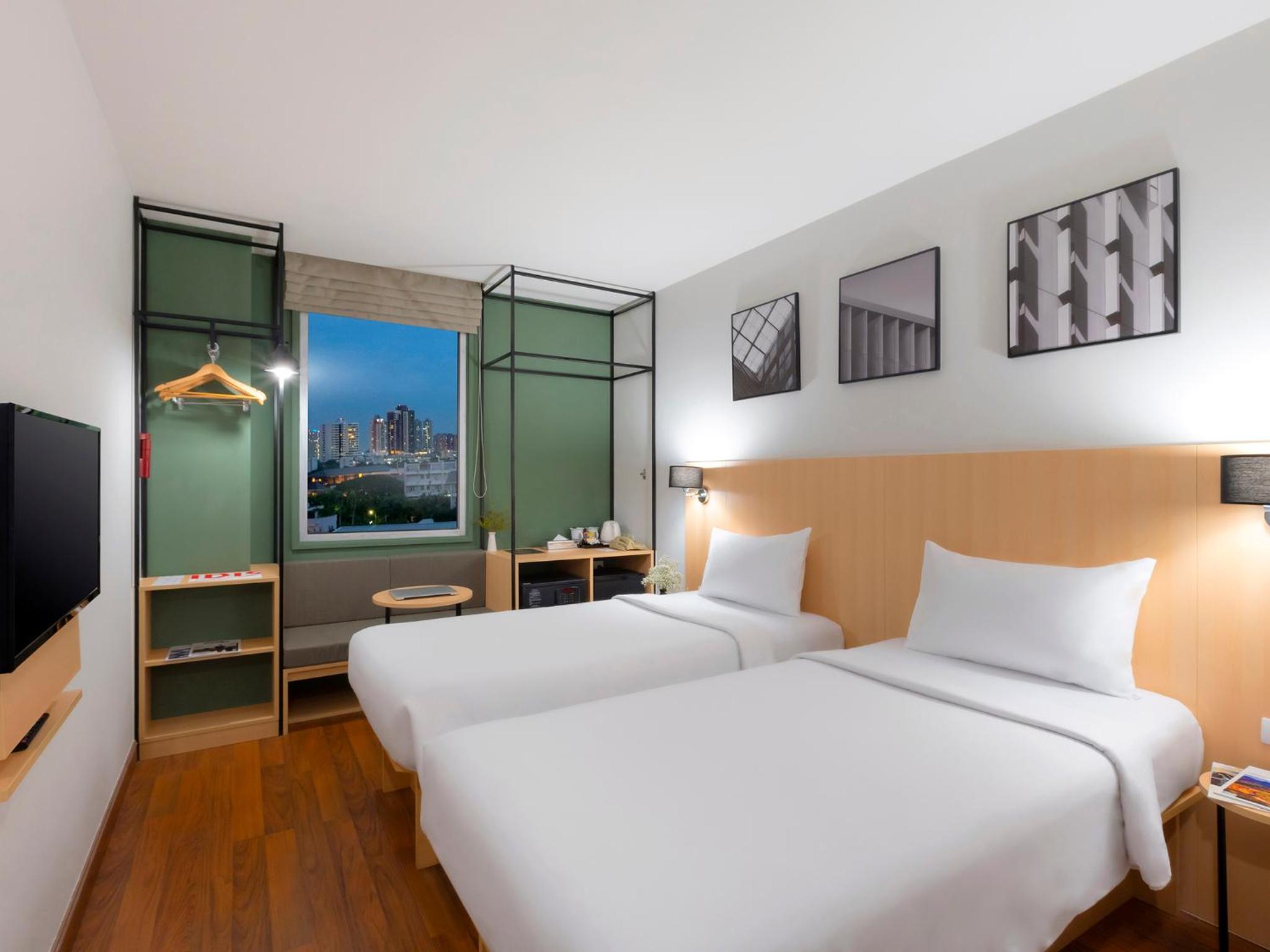 Superior Twin Room thumbnail 6