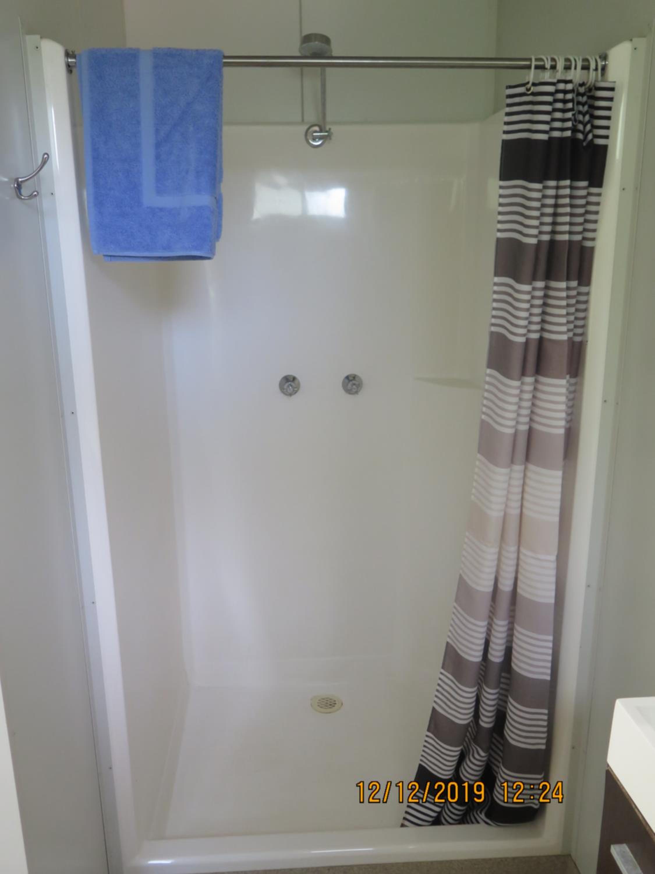 Ensuite Cabin 6  photo 3