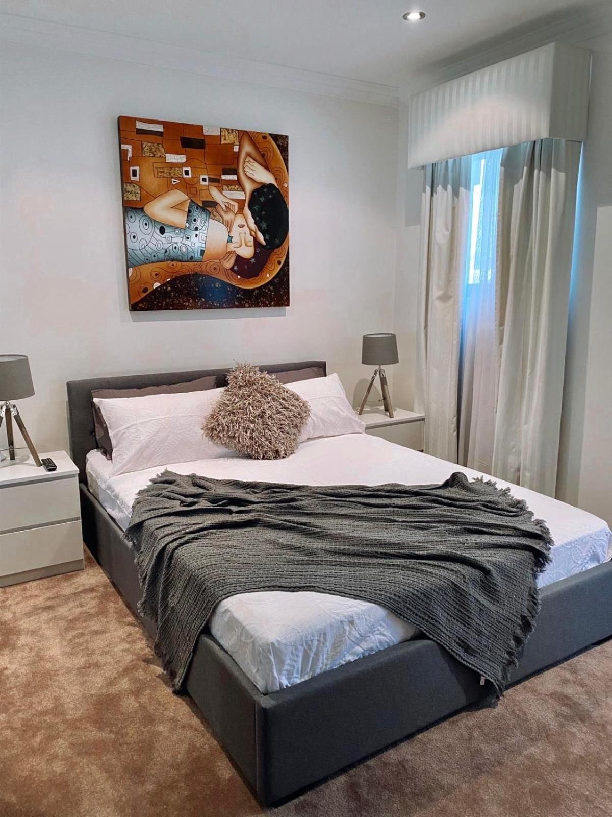 Five-Bedroom House photo 1