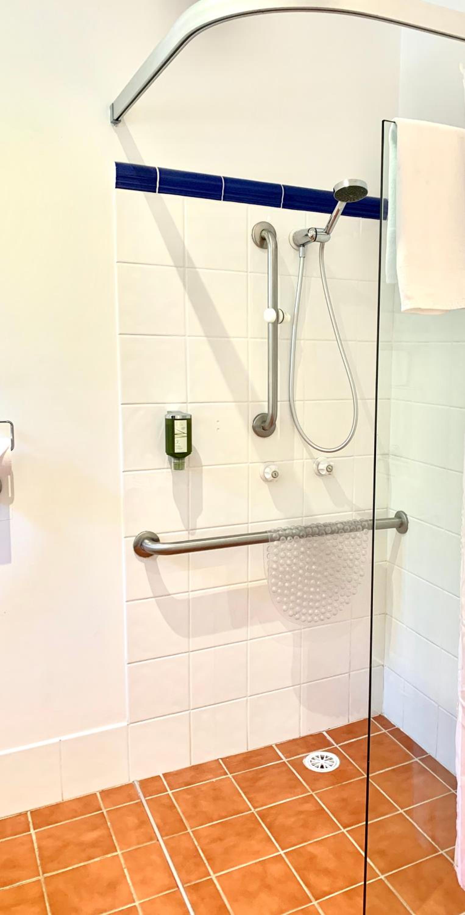 Queen Room - Disability Access - Photo 5