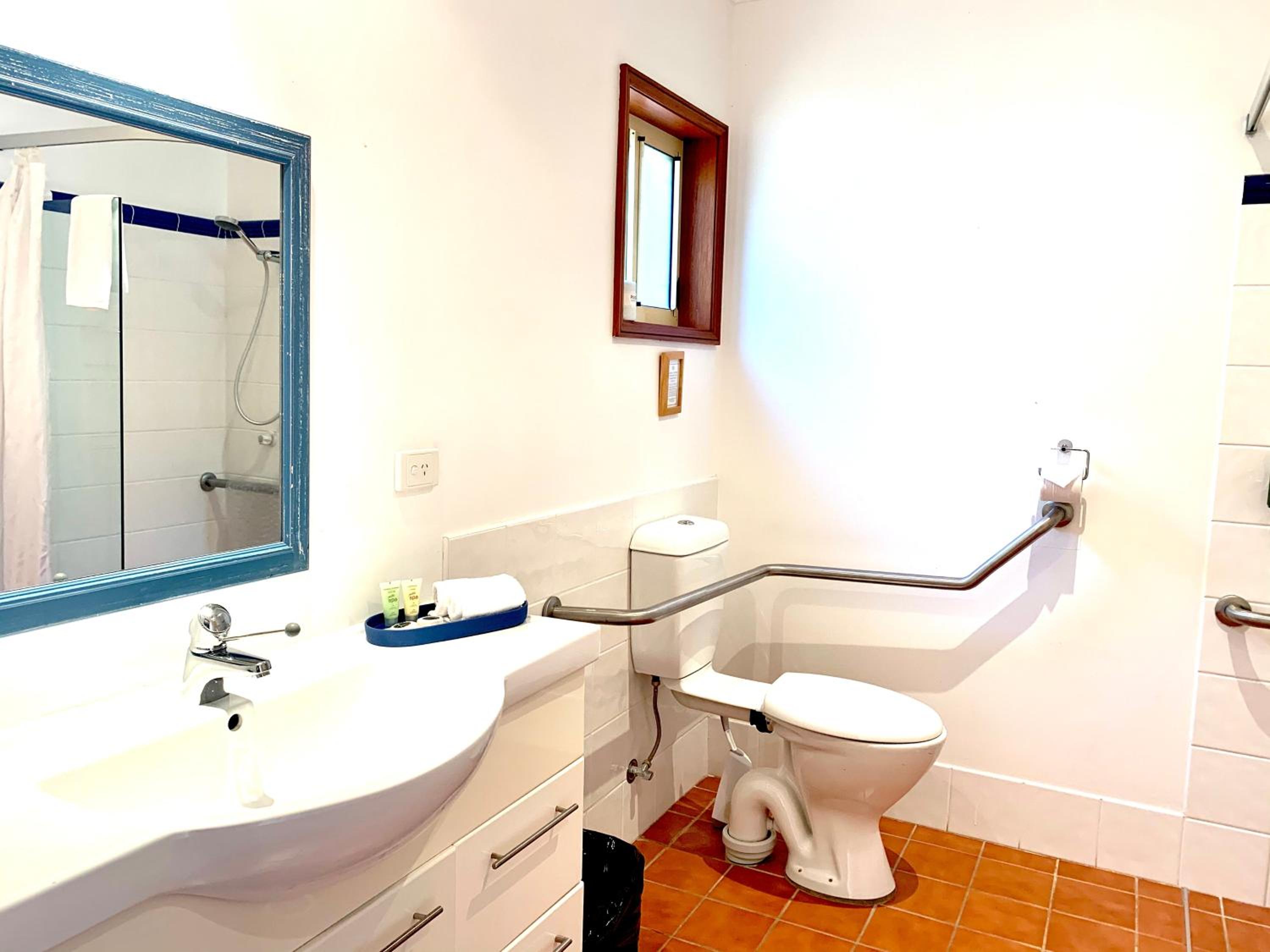 Queen Room - Disability Access - Photo 6