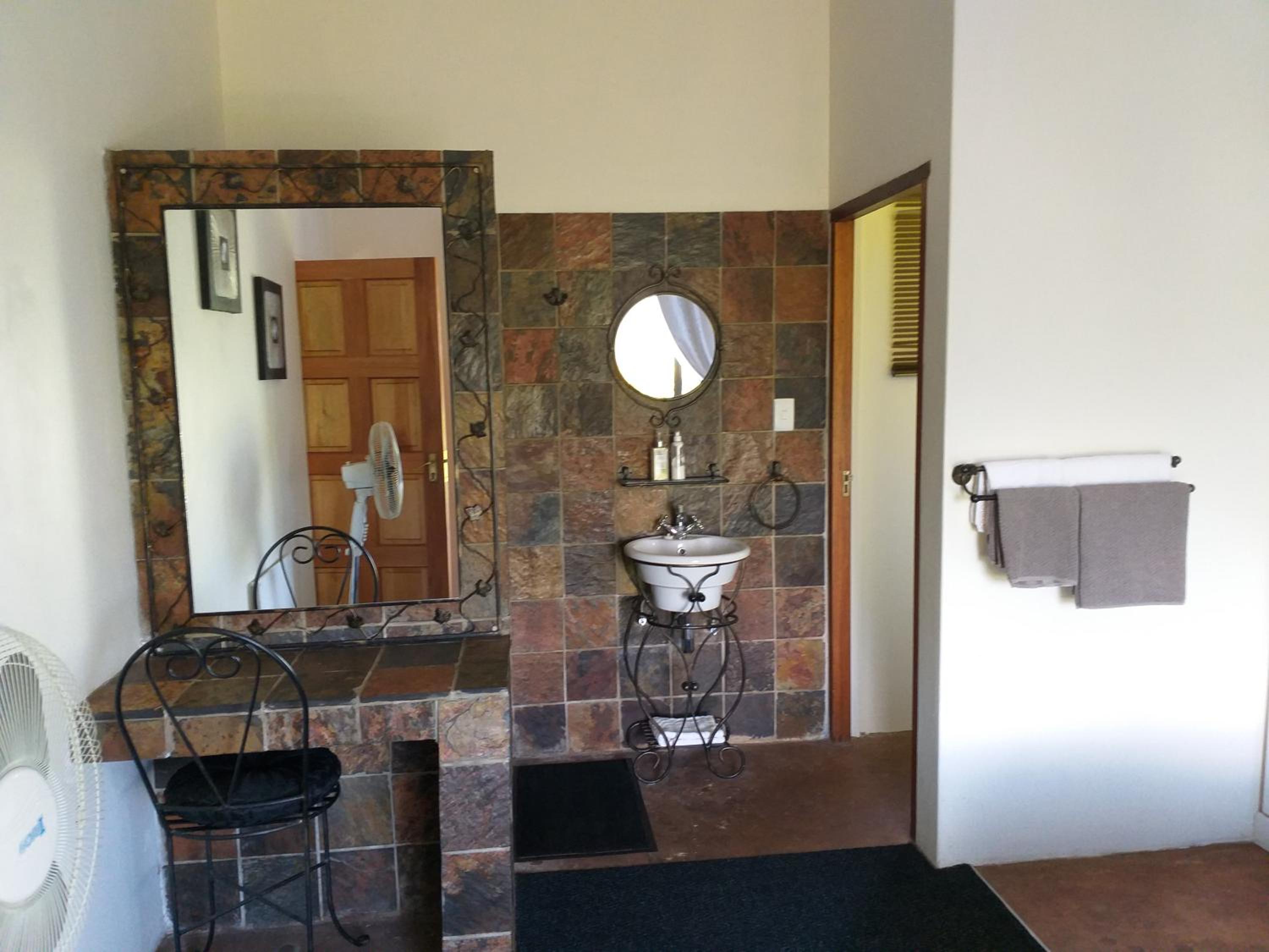 Suite with Mountain View and Fan - Photo 3