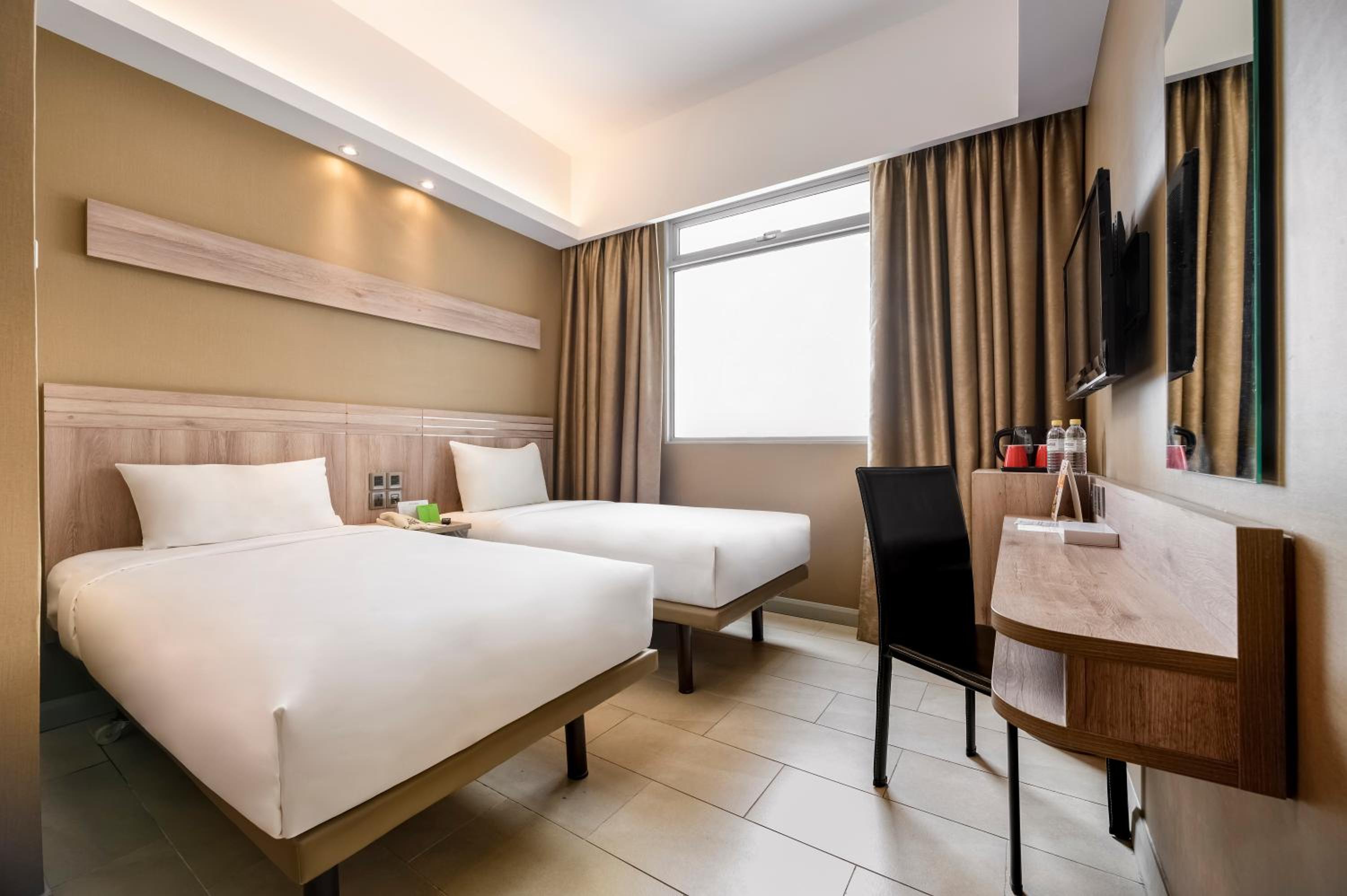 Standard Twin Room - Photo 3