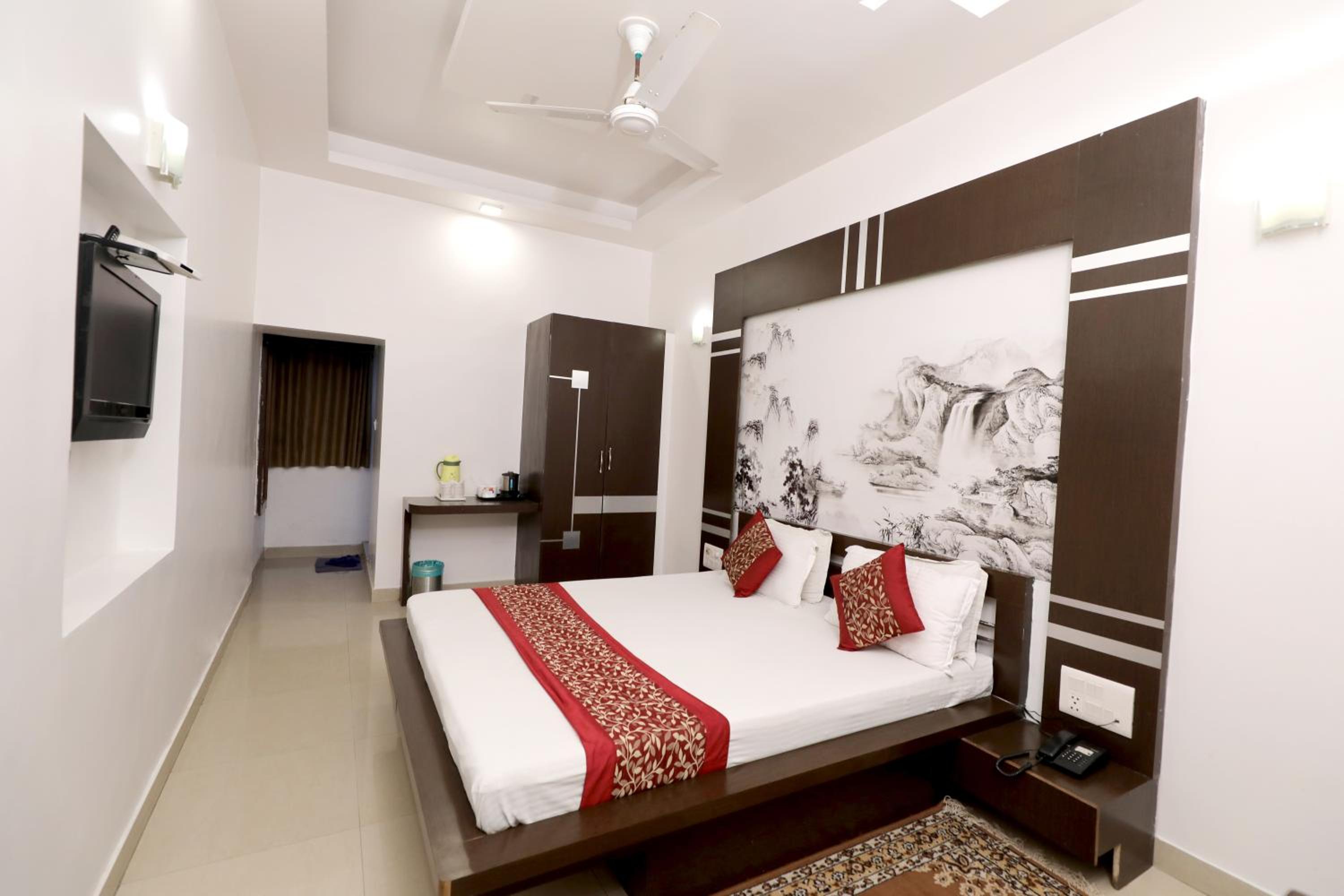 Large Double Room - Photo 9
