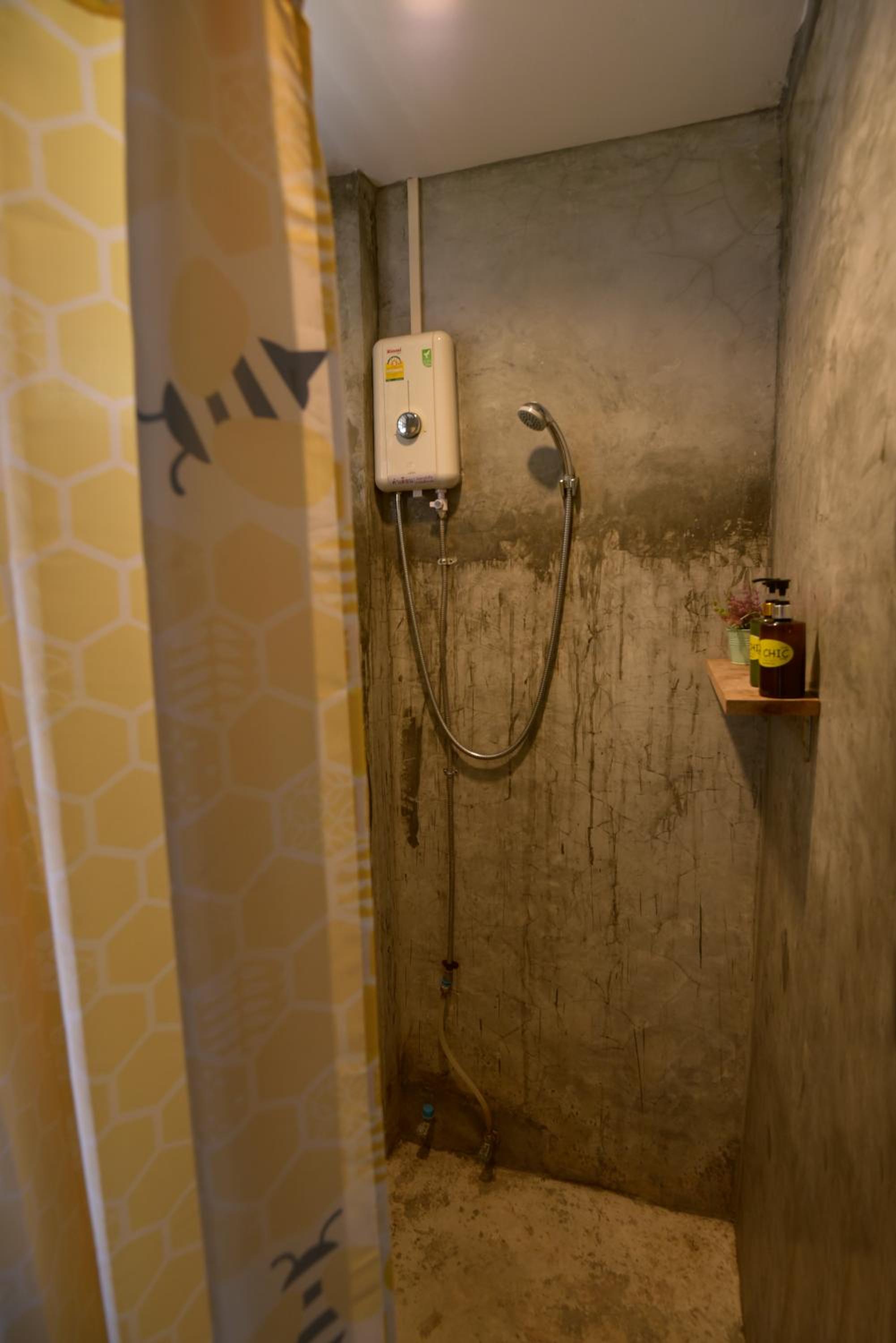 Basic Triple Room with Shared Bathroom photo 2