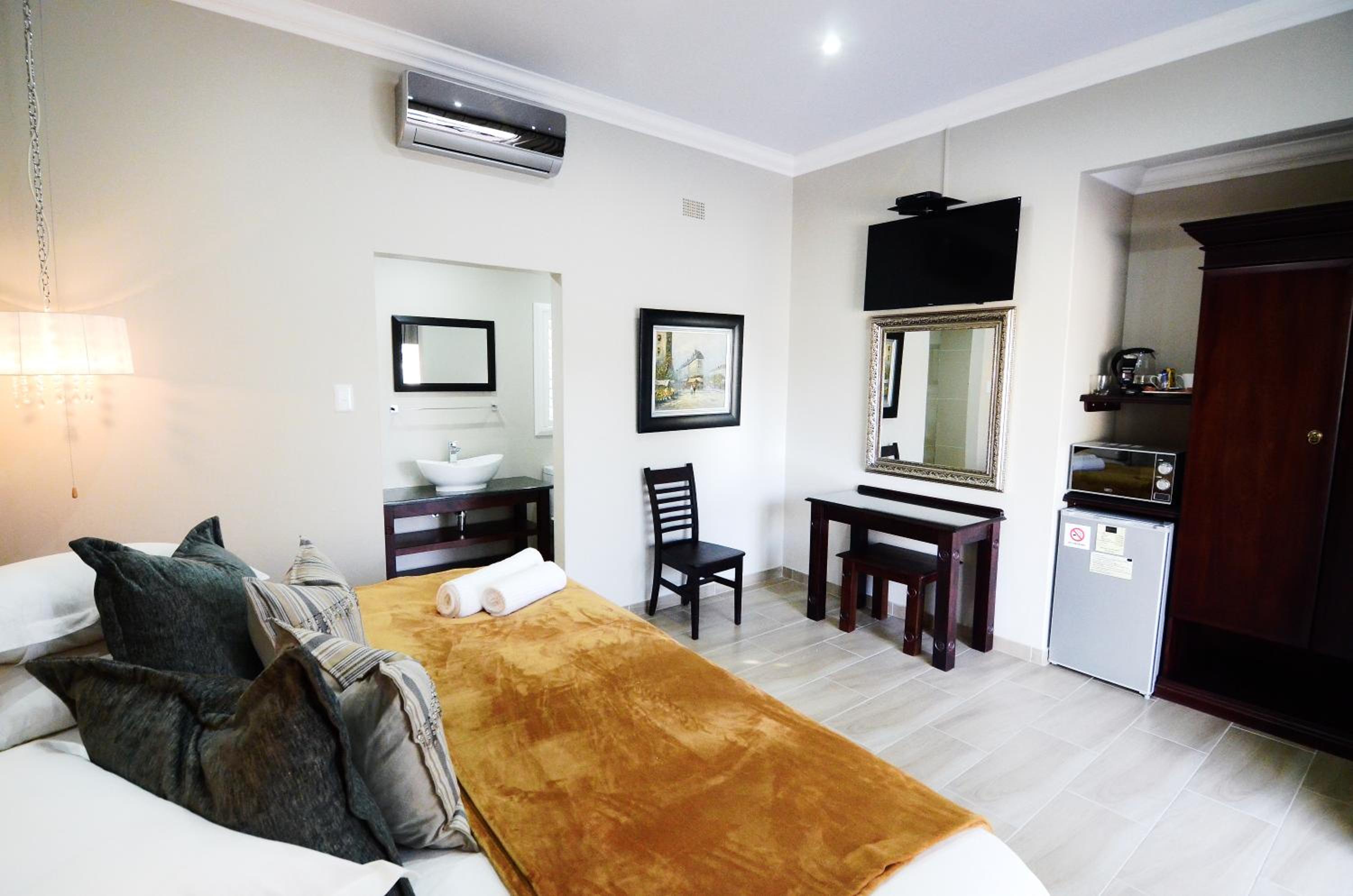 Suite - Photo 3
