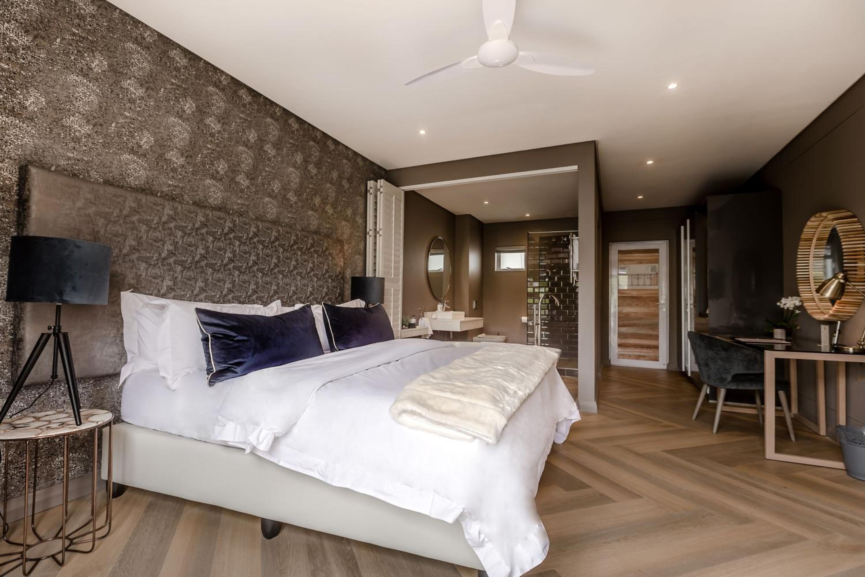 Luxury King or Twin Room with Mountain View - Photo 19
