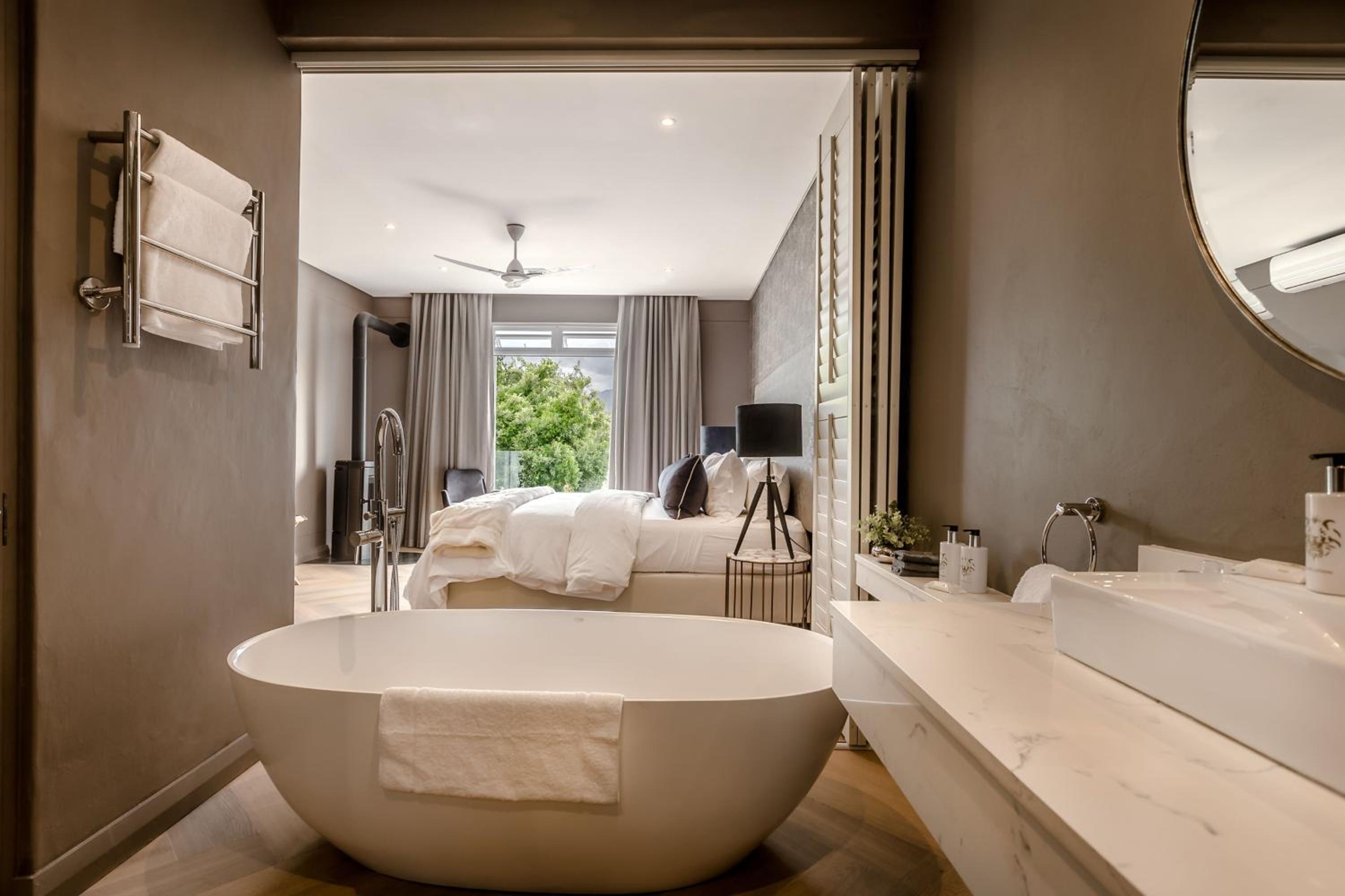 Luxury King or Twin Room with Mountain View - Photo 9