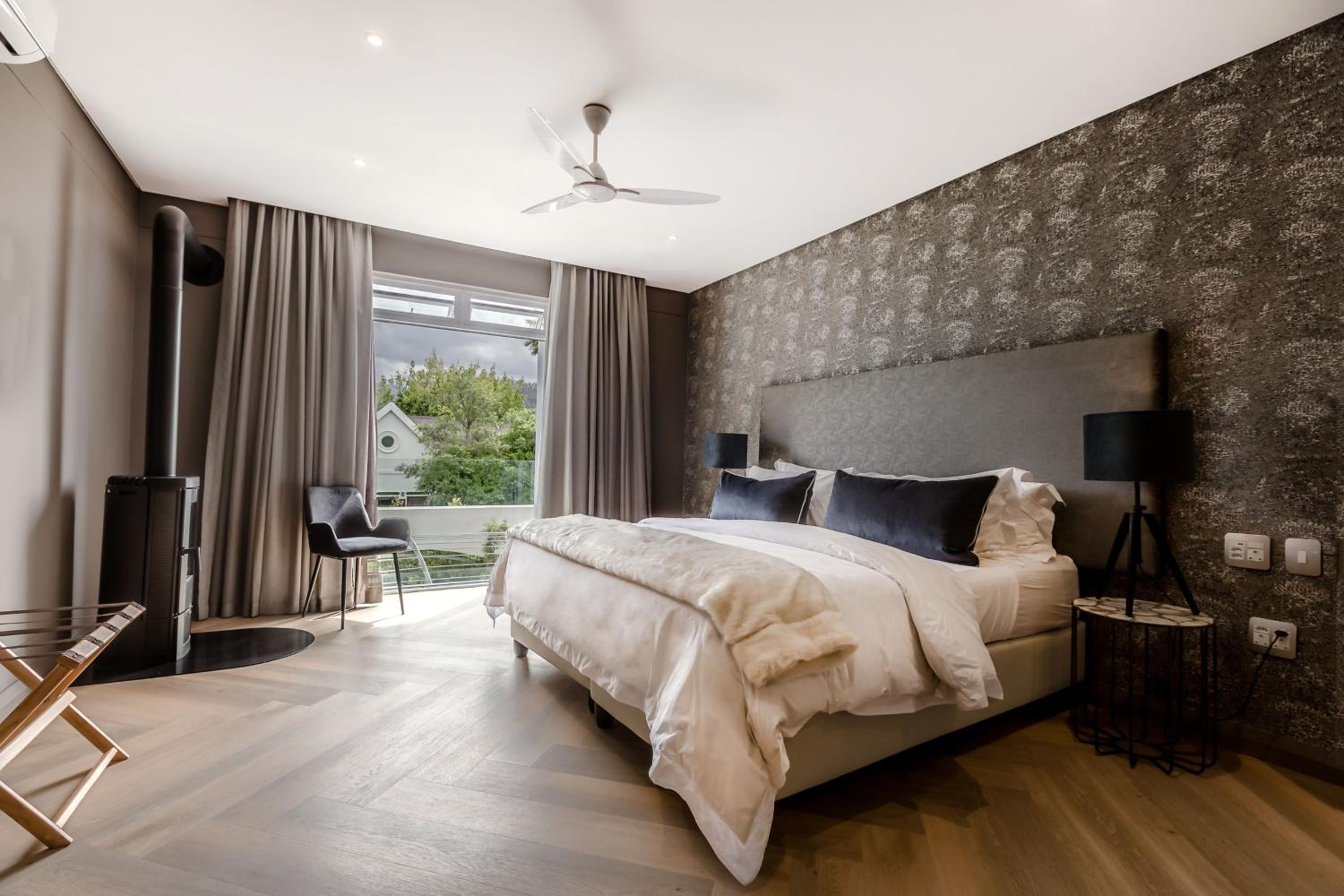 Luxury King or Twin Room with Mountain View - Photo 8