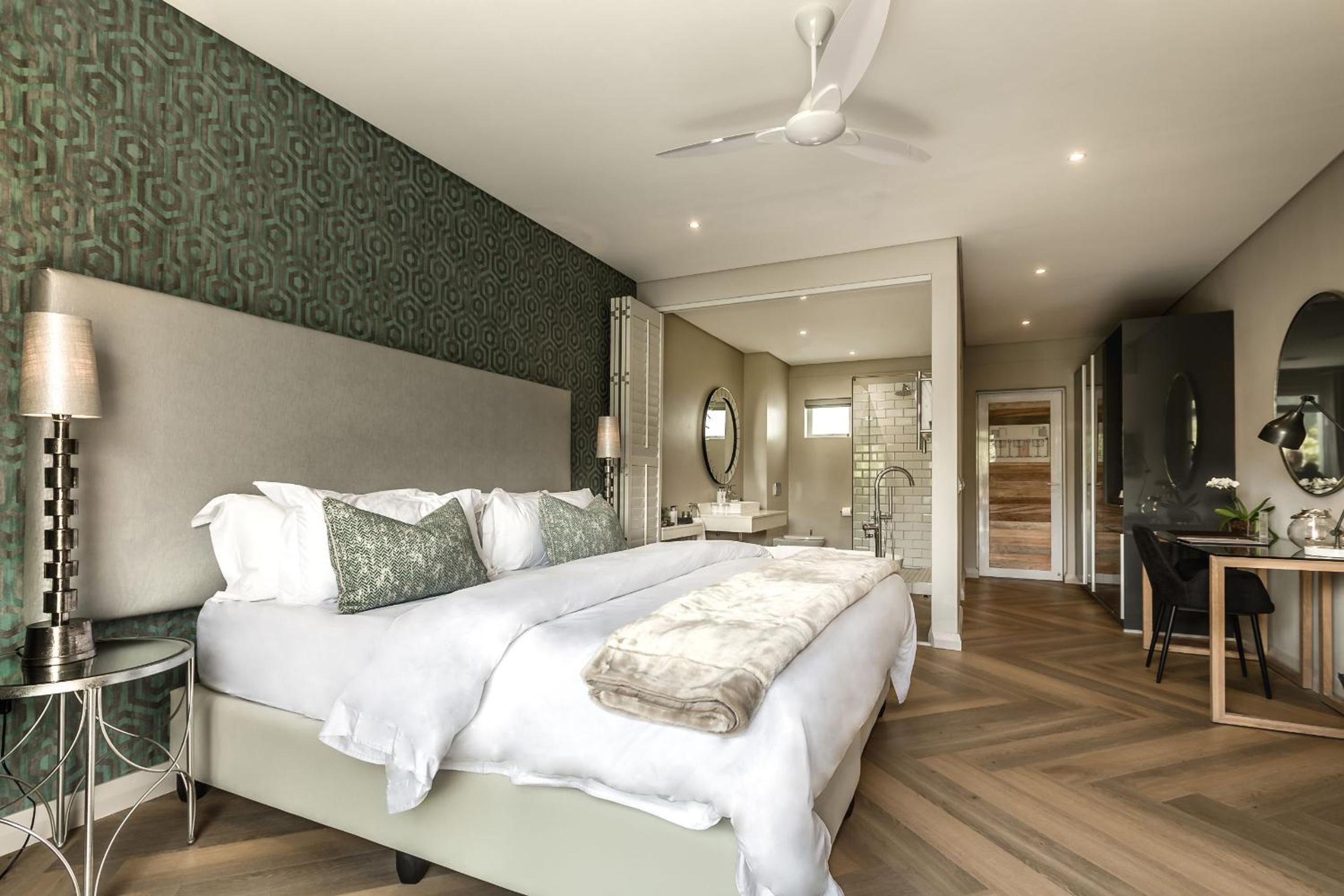 Luxury King or Twin Room with Mountain View - Photo 25