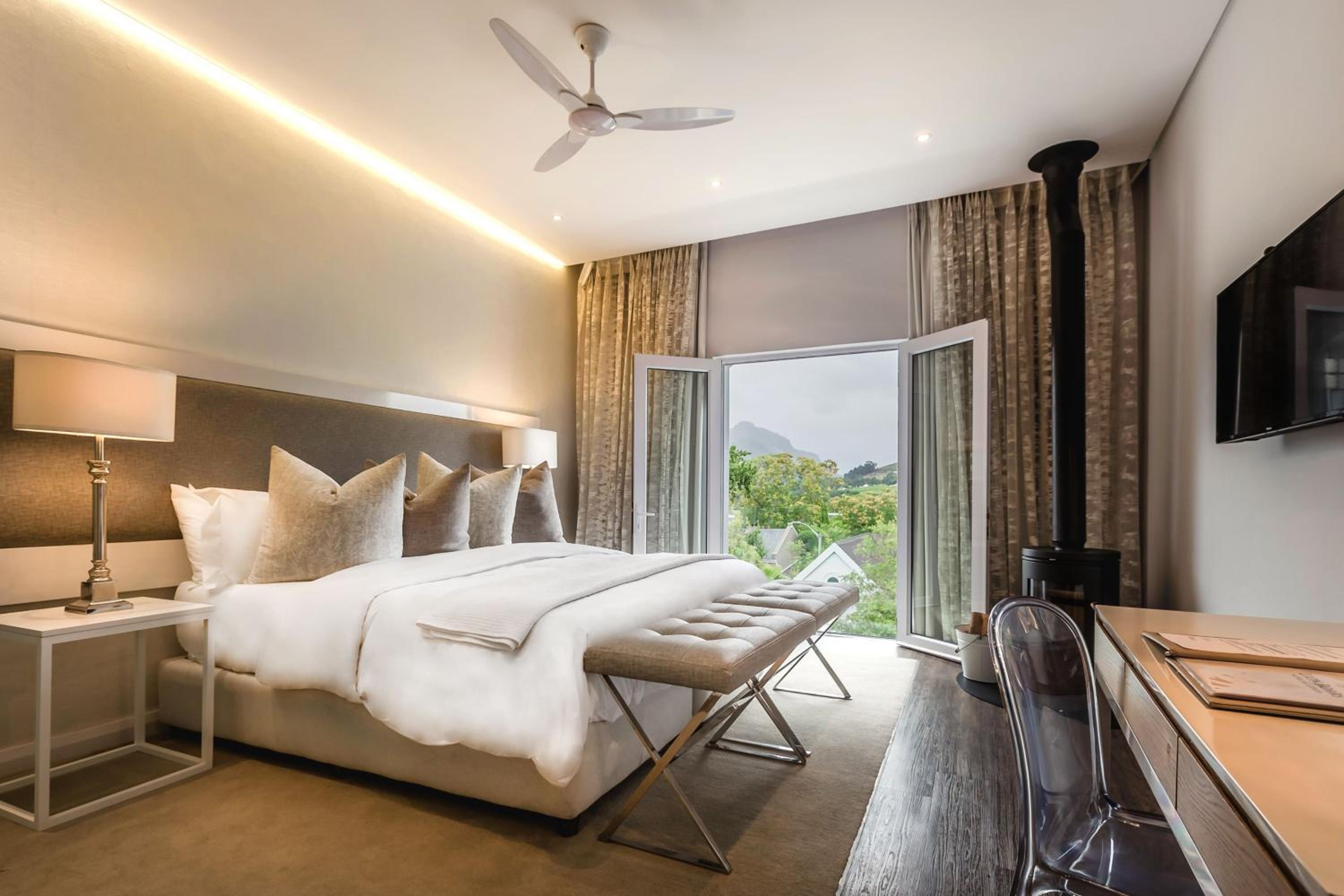 Luxury King or Twin Room with Mountain View - Photo 18