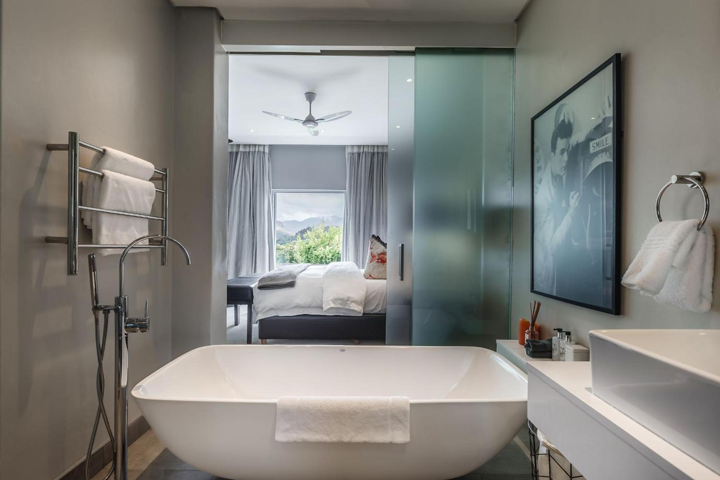 Luxury King or Twin Room with Mountain View - Photo 11