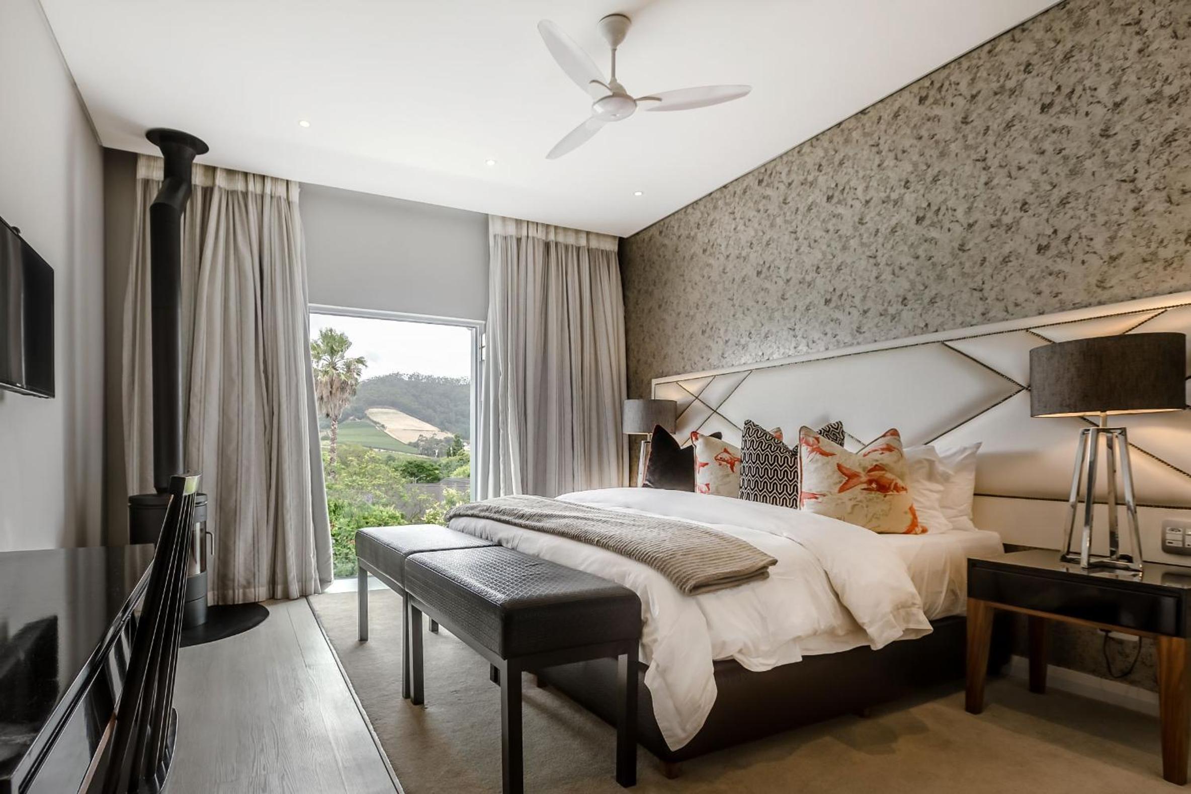 Luxury King or Twin Room with Mountain View - Photo 10