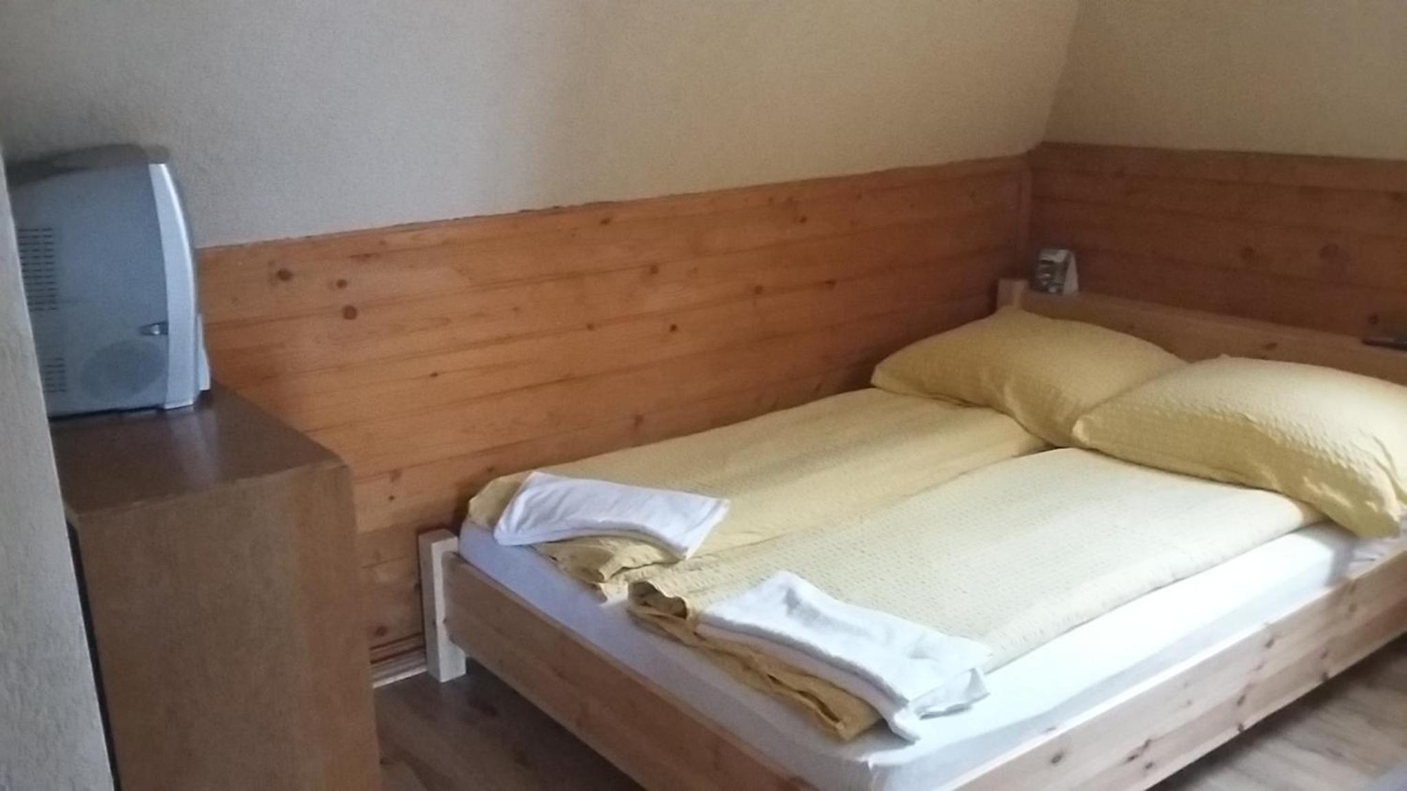 Standard Queen Room - Photo 8