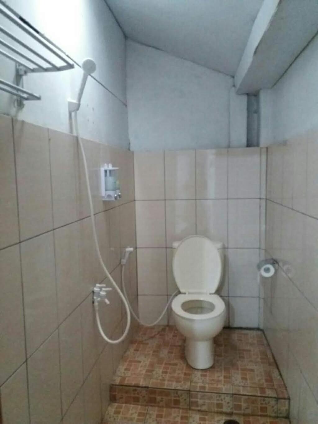 Double Room with AC - Shared Bathroom photo 3